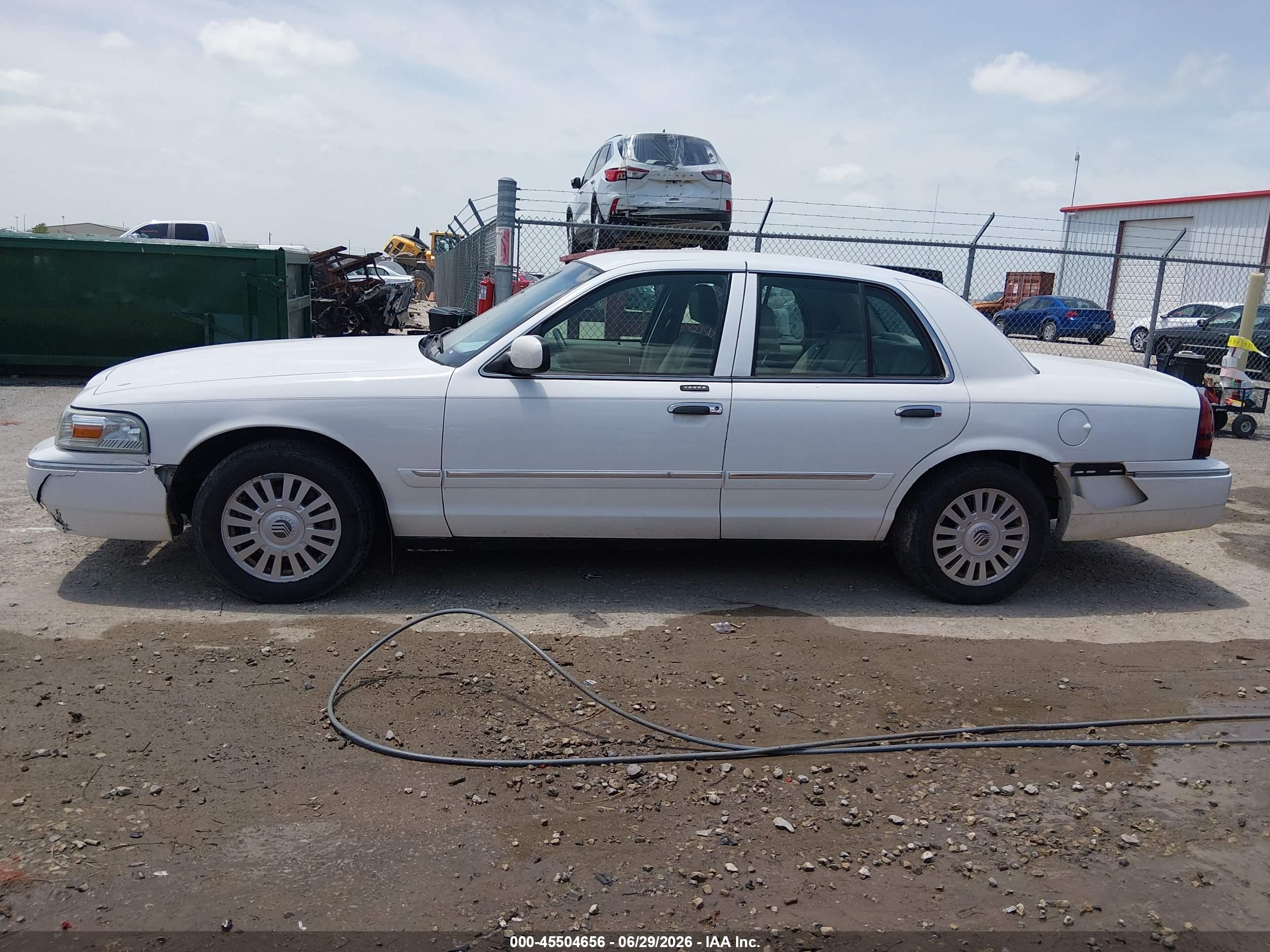 2008 Mercury Grand Marquis Ls White vin: 2MEFM75V28X623353