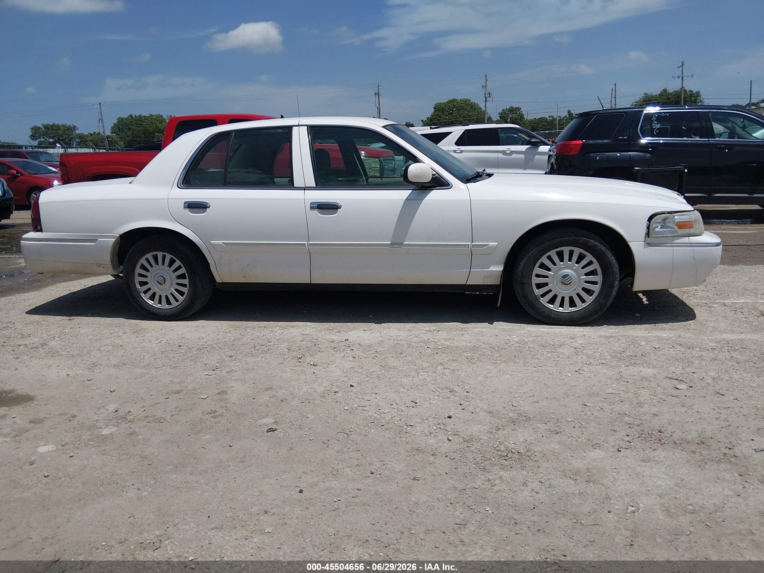 2008 Mercury Grand Marquis Ls White vin: 2MEFM75V28X623353