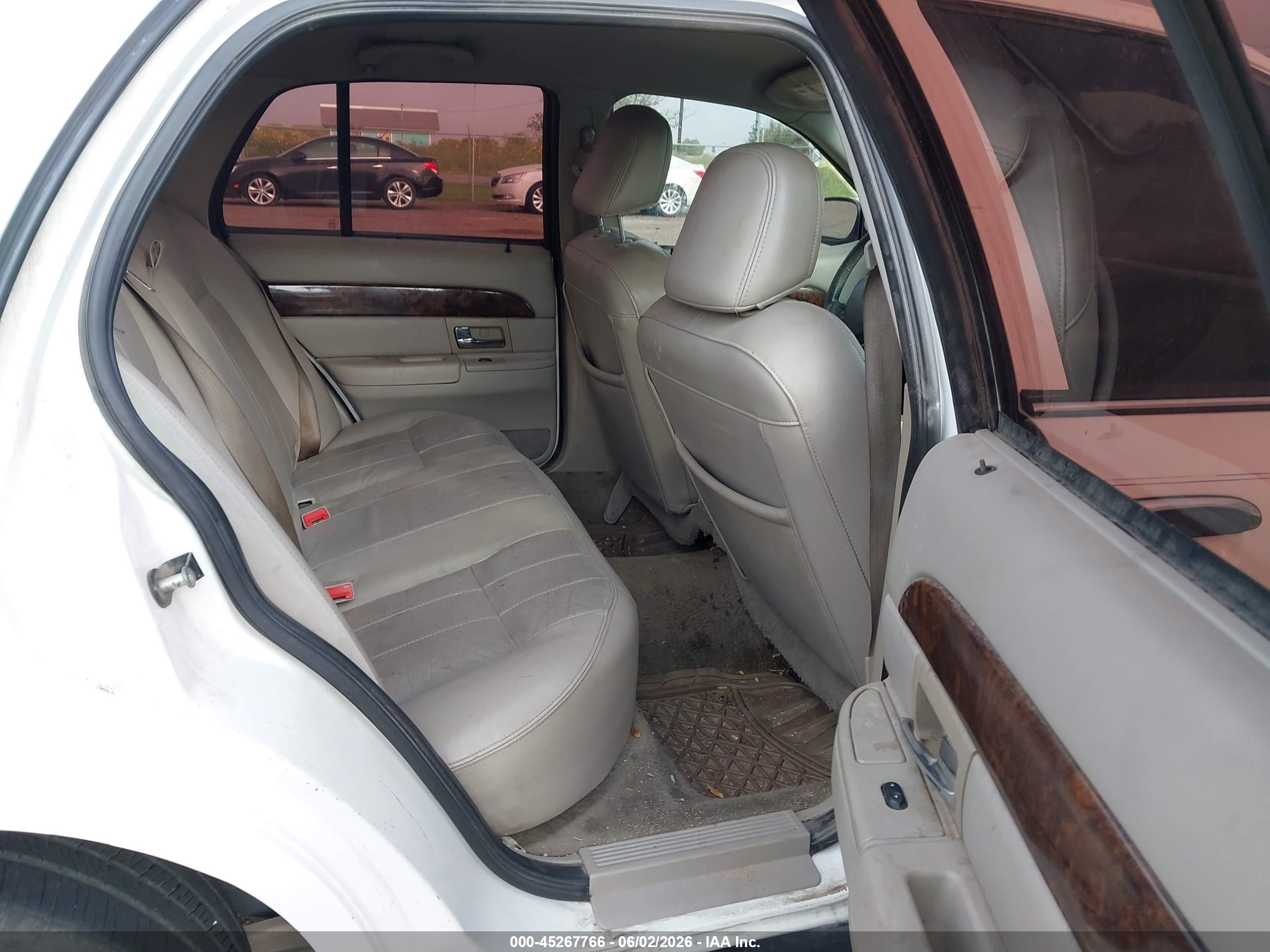 2008 Mercury Grand Marquis Ls White vin: 2MEFM75V58X635996