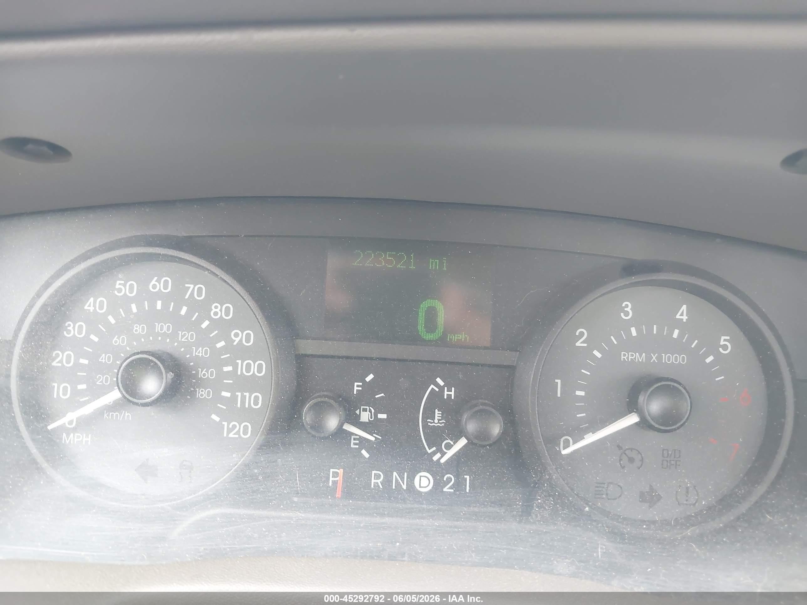 2008 Mercury Grand Marquis Ls White vin: 2MEFM75V58X653592