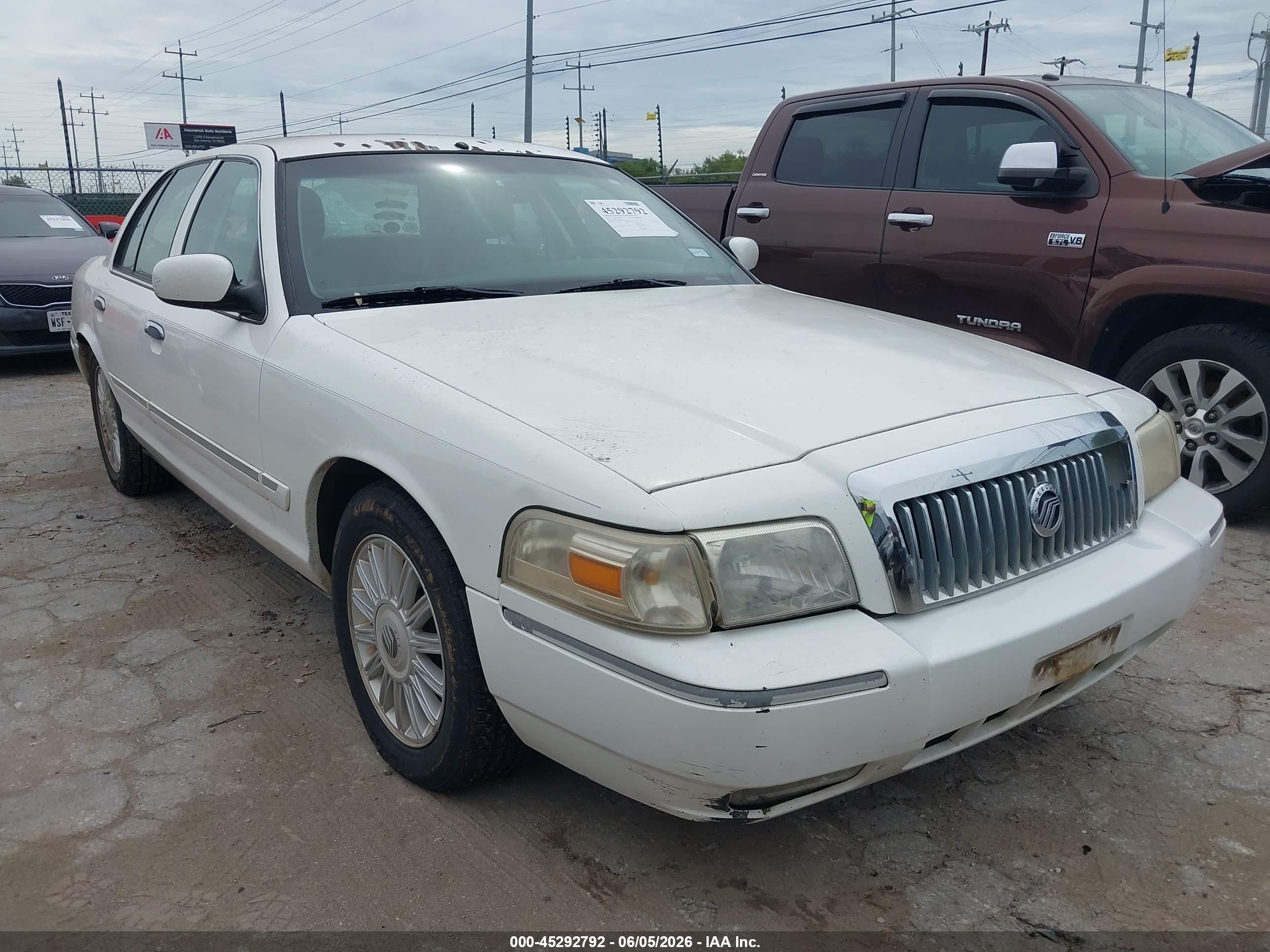 2008 Mercury Grand Marquis Ls White vin: 2MEFM75V58X653592