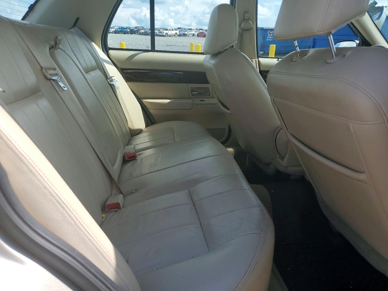 2007 Mercury Gr Marquis Silver vin: 2MEFM75V97X629696