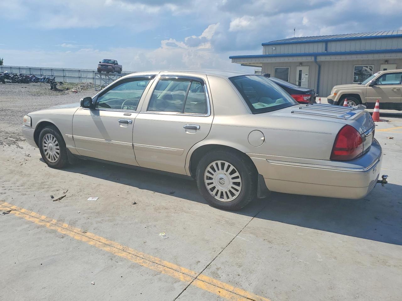 2007 Mercury Gr Marquis Silver vin: 2MEFM75V97X629696
