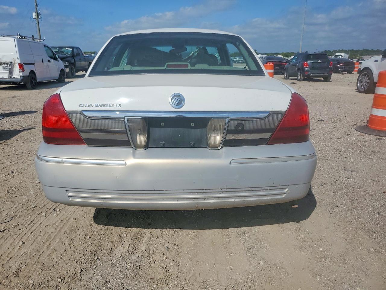 2008 Mercury Grand Marquis Ls White vin: 2MEFM75V98X630638