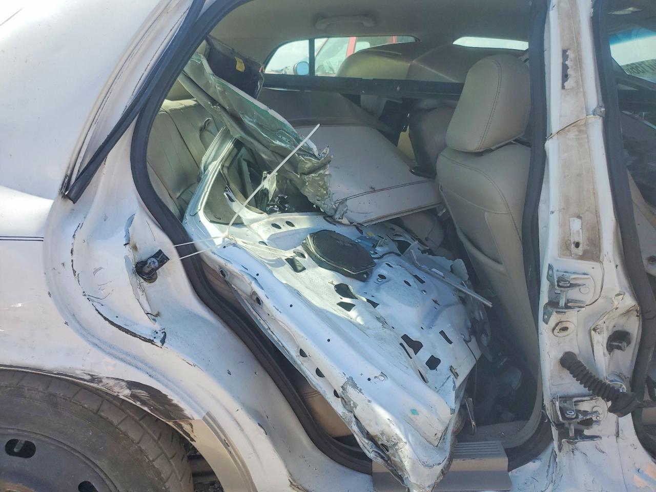 2008 Mercury Grand Marquis Ls White vin: 2MEFM75V98X630638