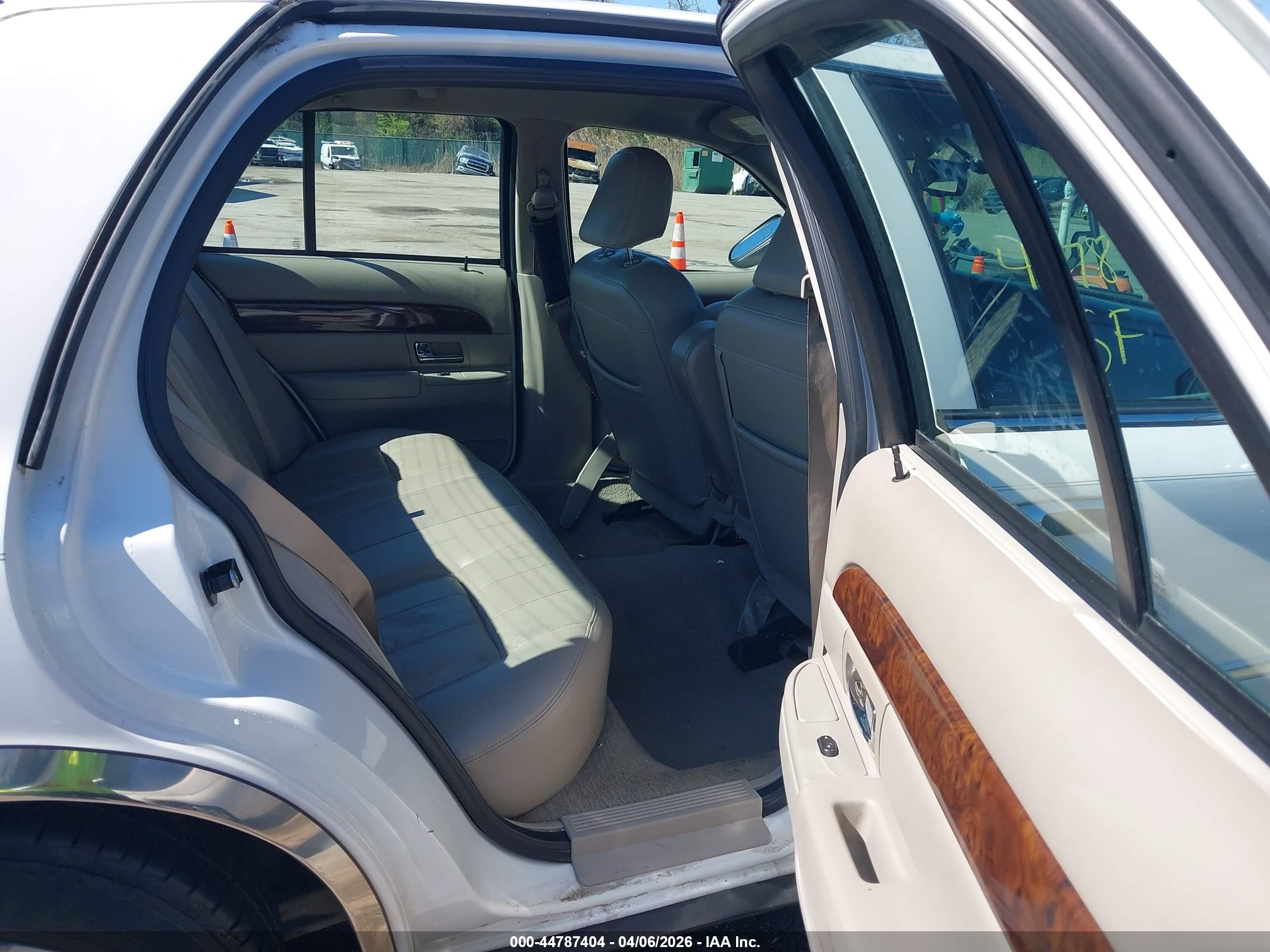 2007 Mercury Grand Marquis Ls Белый vin: 2MEFM75VX7X629710