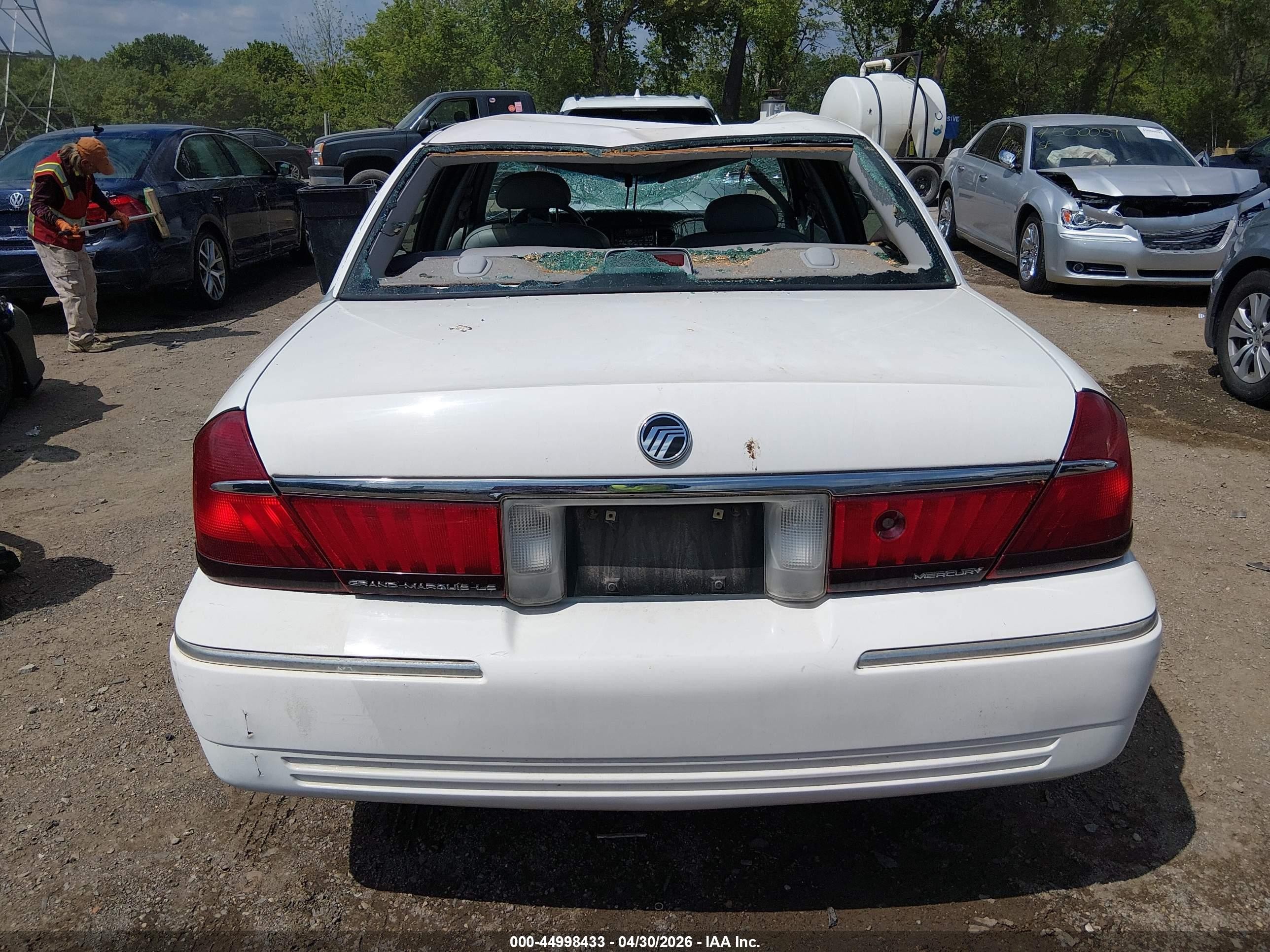 2002 Mercury Grand Marquis Ls Белый vin: 2MEFM75W32X637388