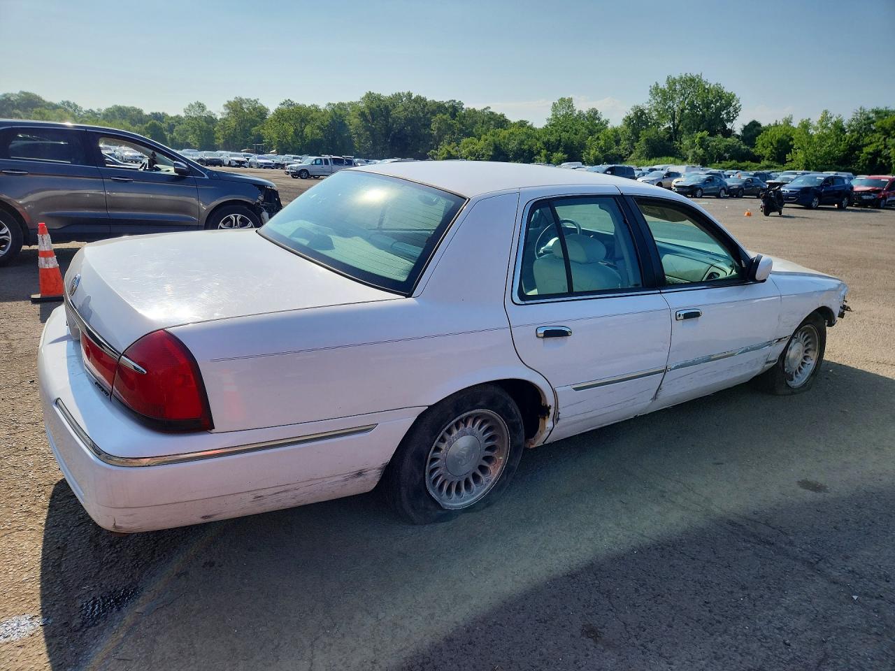 1998 Mercury Grand Marquis Ls White vin: 2MEFM75W3WX666413