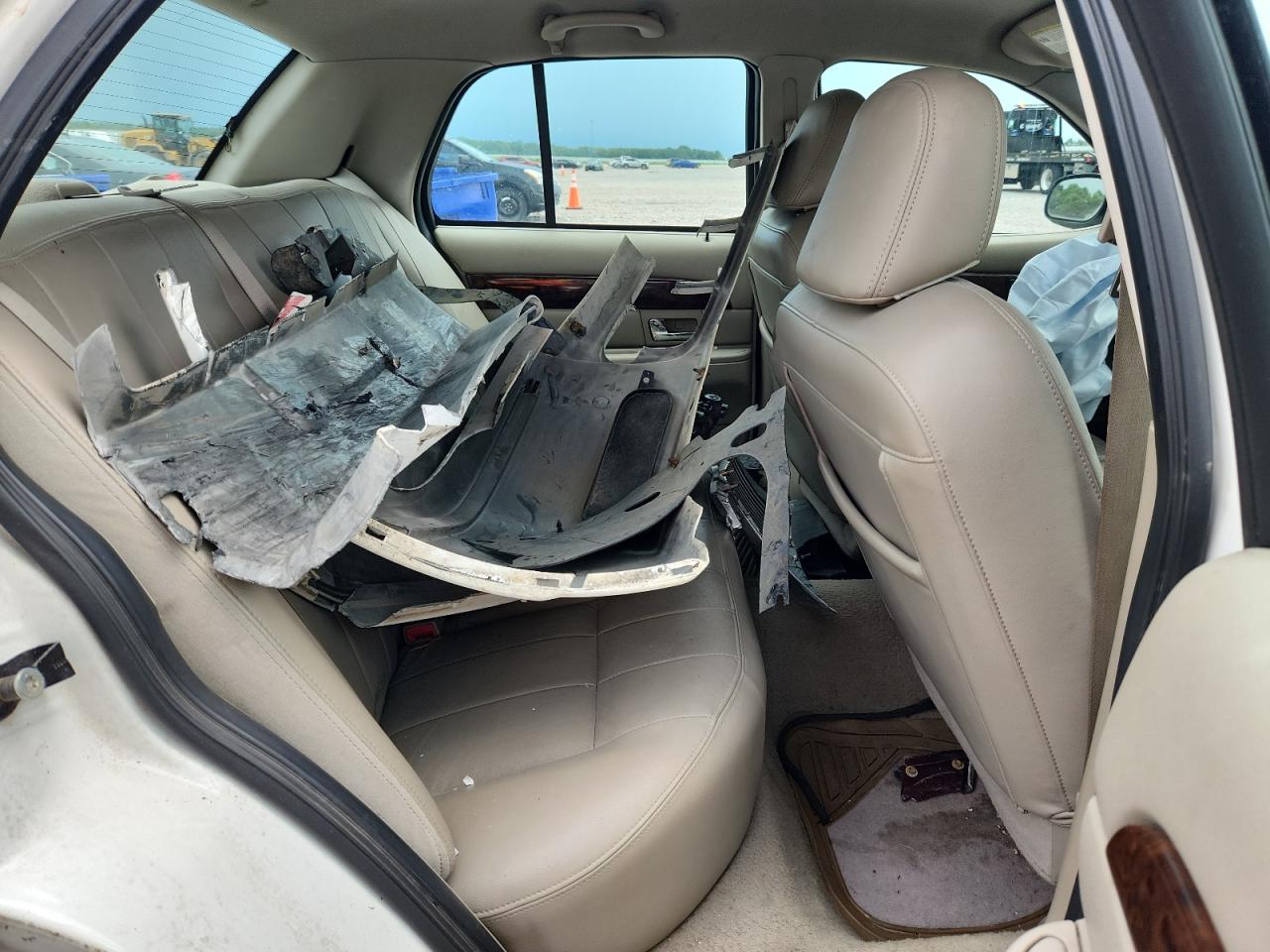 2006 Mercury Grand Marquis Ls White vin: 2MEFM75W56X651069