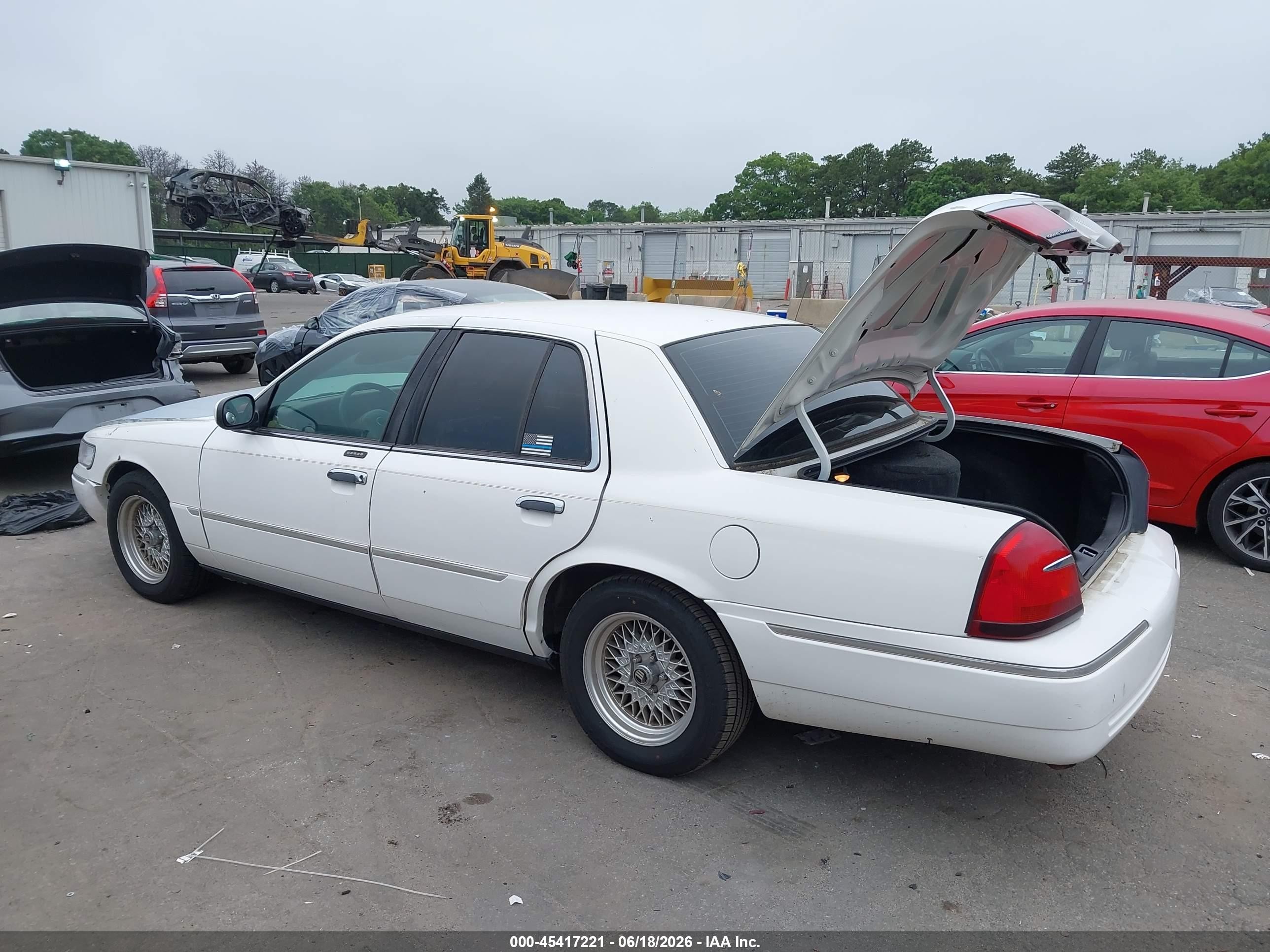 2002 Mercury Grand Marquis Ls White vin: 2MEFM75WX2X618725