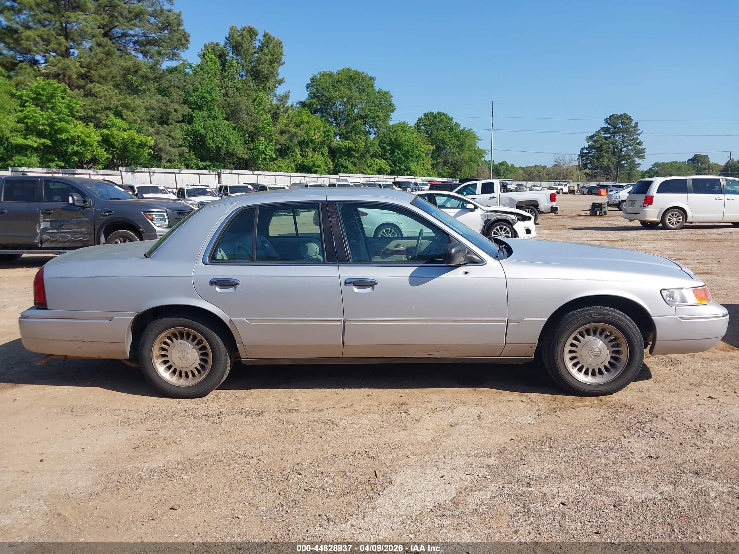 2000 Mercury Grand Marquis Ls Серебряный vin: 2MEFM75WXYX694227
