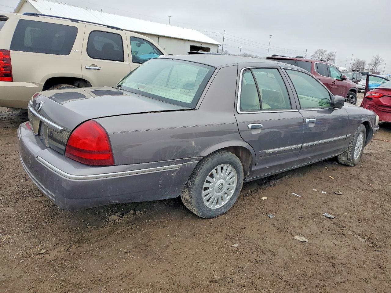 2008 Mercury Grand Marquis Brown vin: 2MEHM75V17X636537