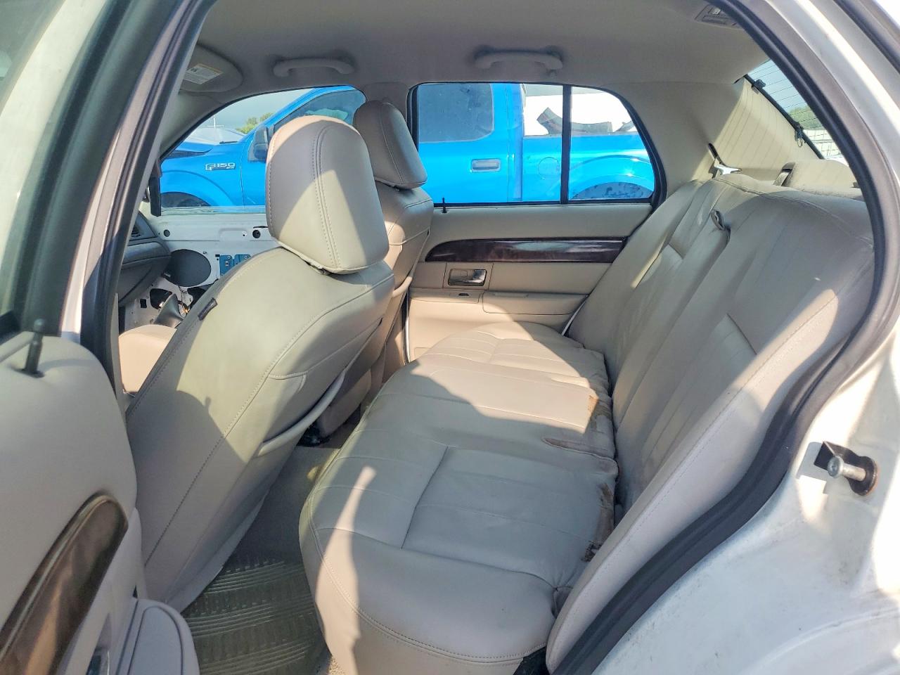 2008 Mercury Grand Marquis Ls White vin: 2MEHM75V18X625927