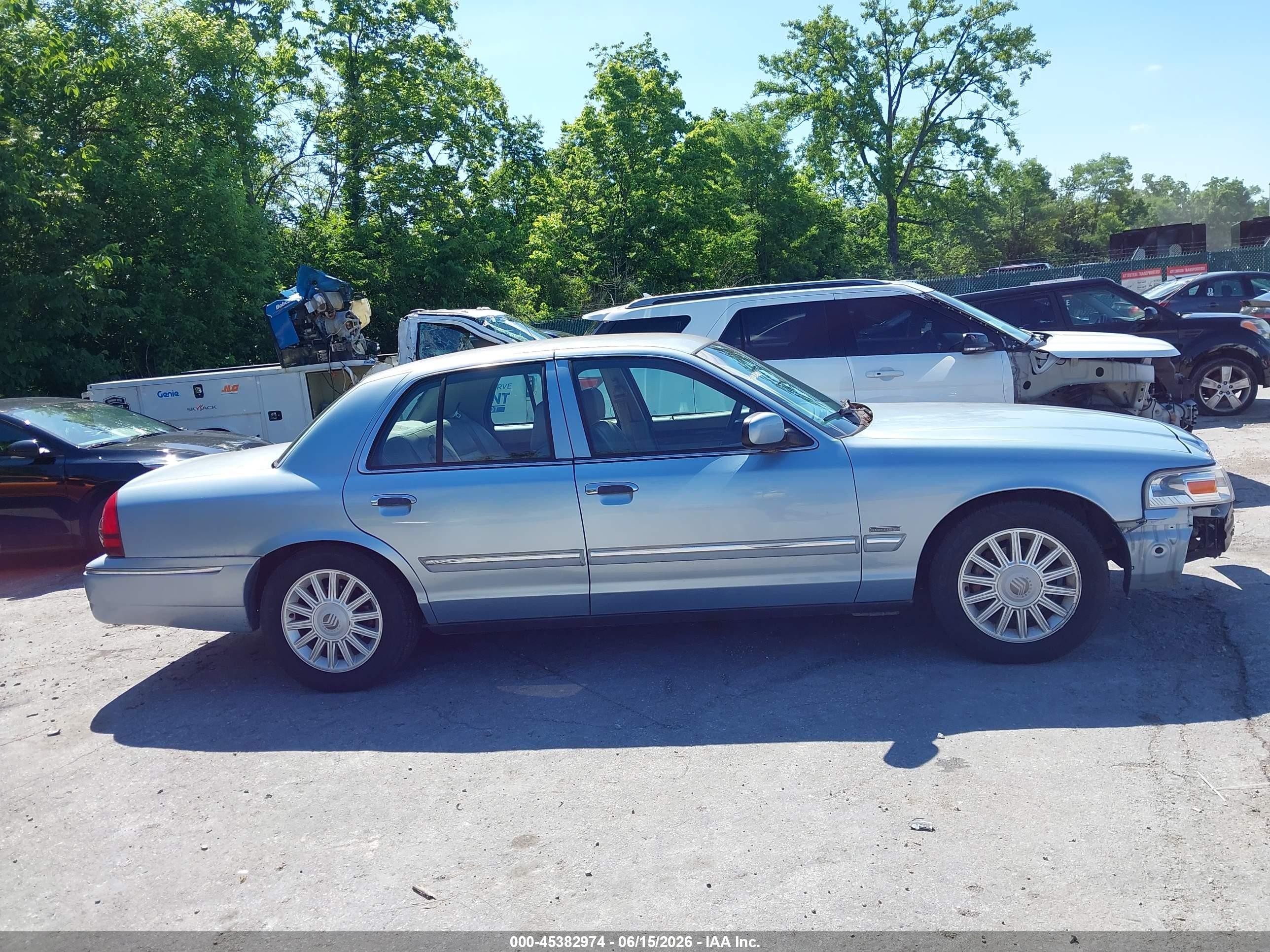 2009 Mercury Grand Marquis Ls (fleet Only) Light Blue vin: 2MEHM75V19X625055