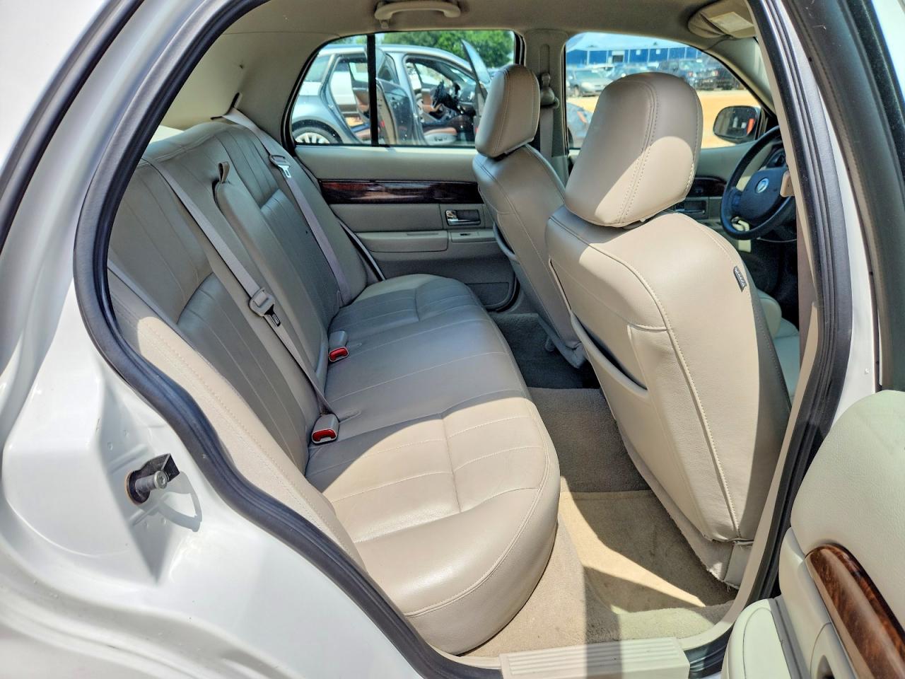 2009 Mercury Grand Marquis Ls White vin: 2MEHM75V79X621852