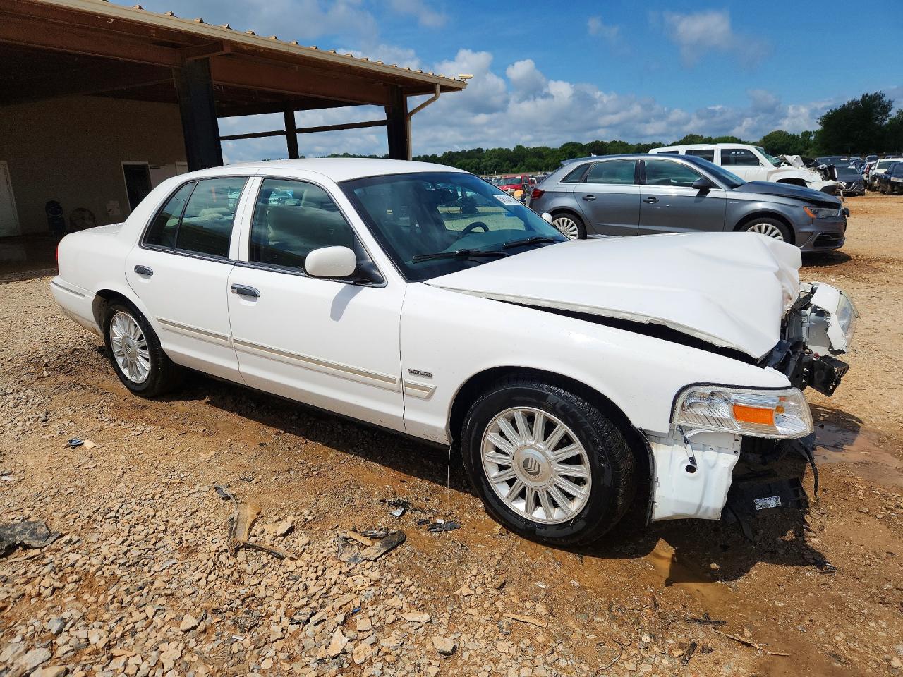2009 Mercury Grand Marquis Ls White vin: 2MEHM75V79X621852