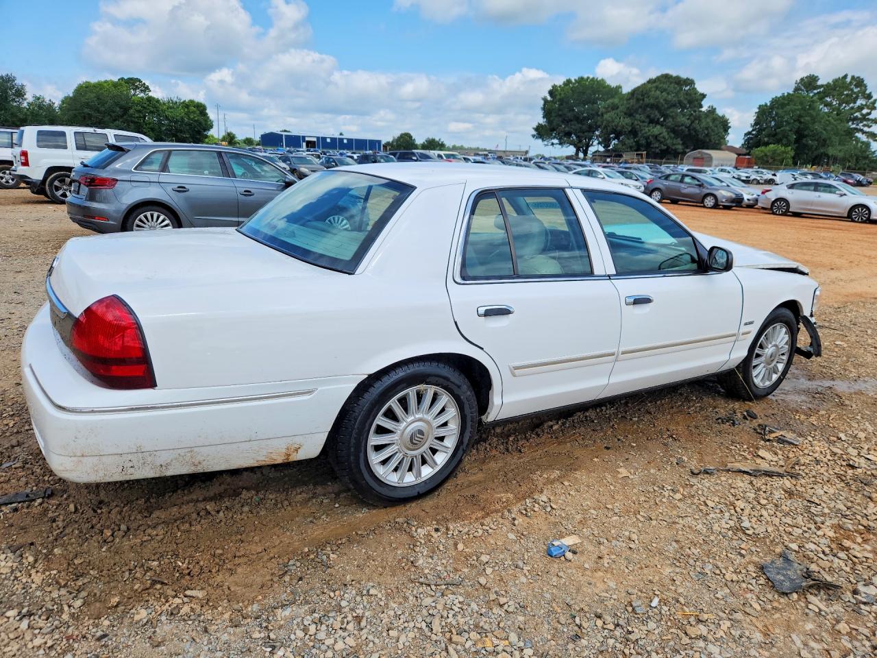 2009 Mercury Grand Marquis Ls White vin: 2MEHM75V79X621852