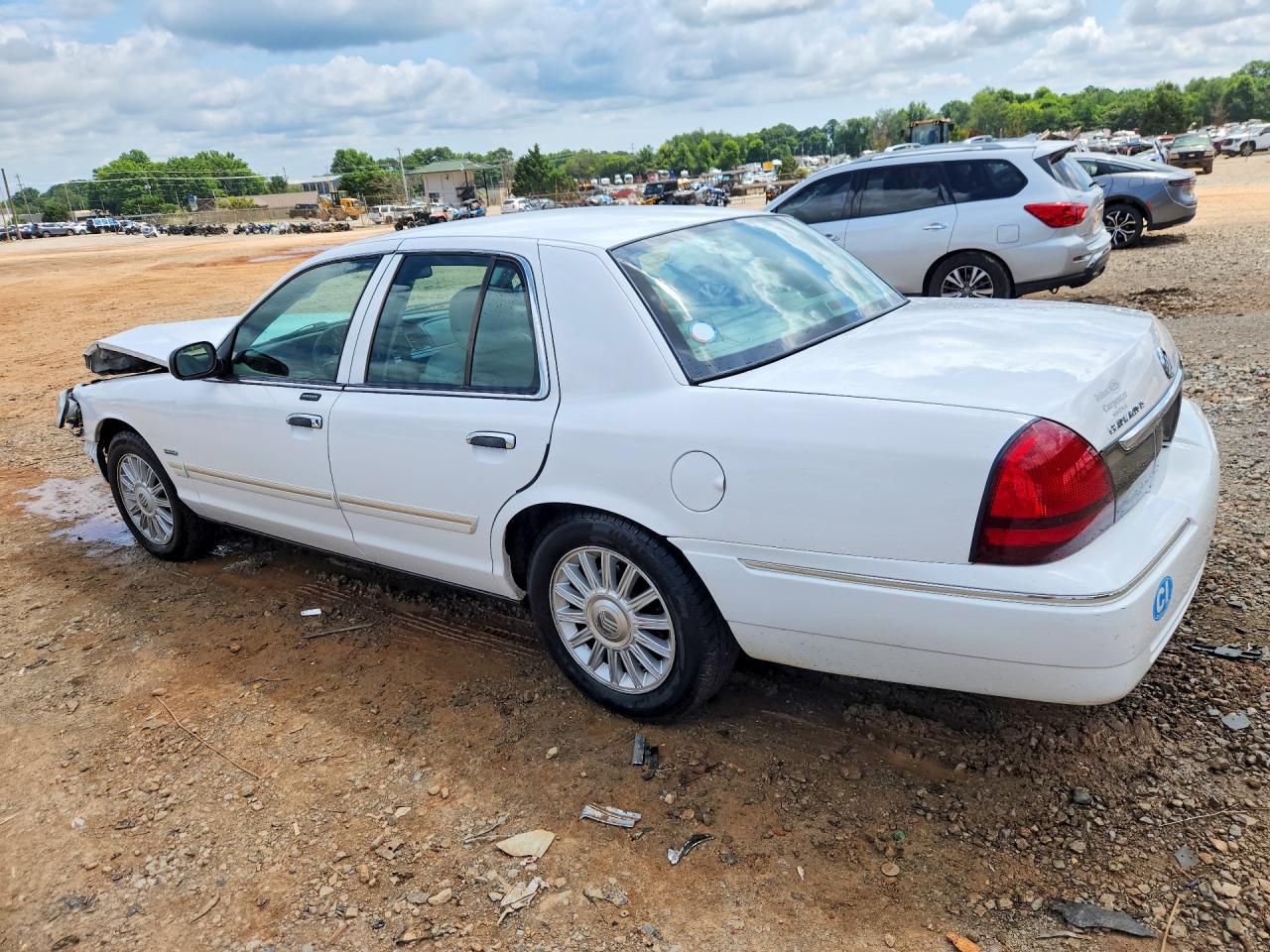 2009 Mercury Grand Marquis Ls White vin: 2MEHM75V79X621852