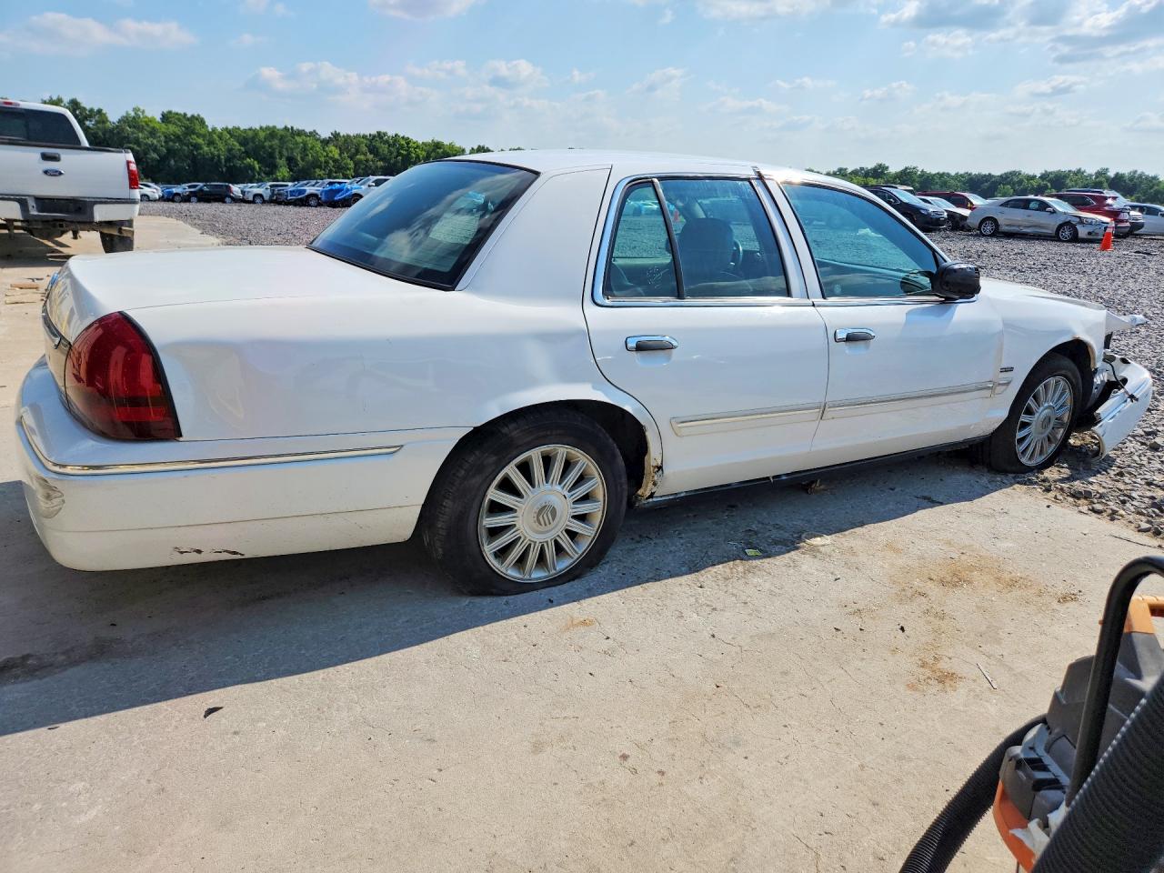 2009 Mercury Grand Marquis Ls White vin: 2MEHM75V89X635159