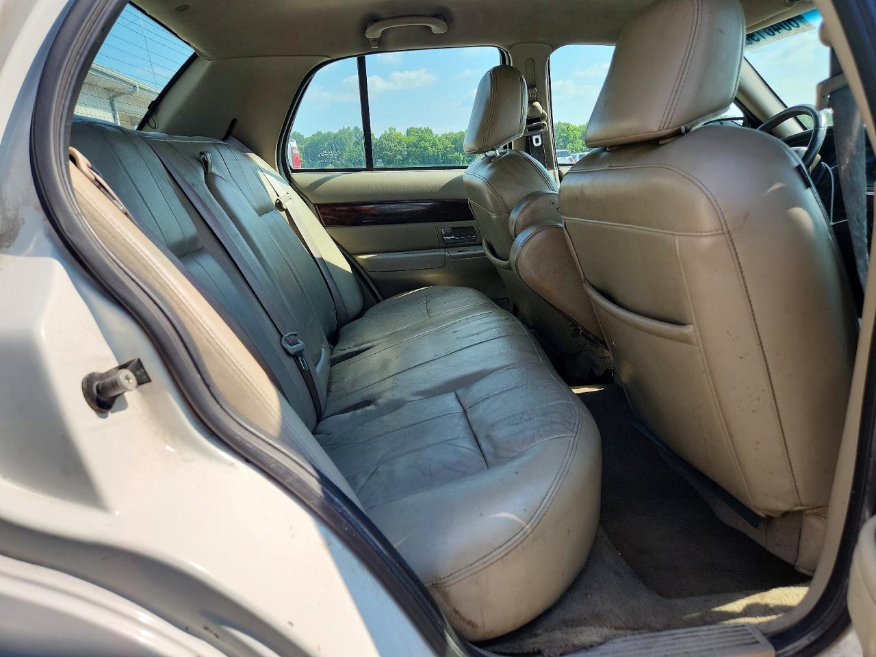 2009 Mercury Grand Marquis Ls White vin: 2MEHM75V89X635159