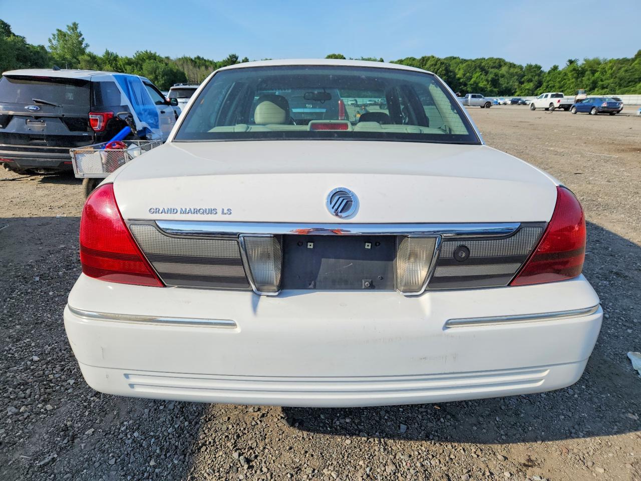 2009 Mercury Grand Marquis Ls White vin: 2MEHM75V99X630827