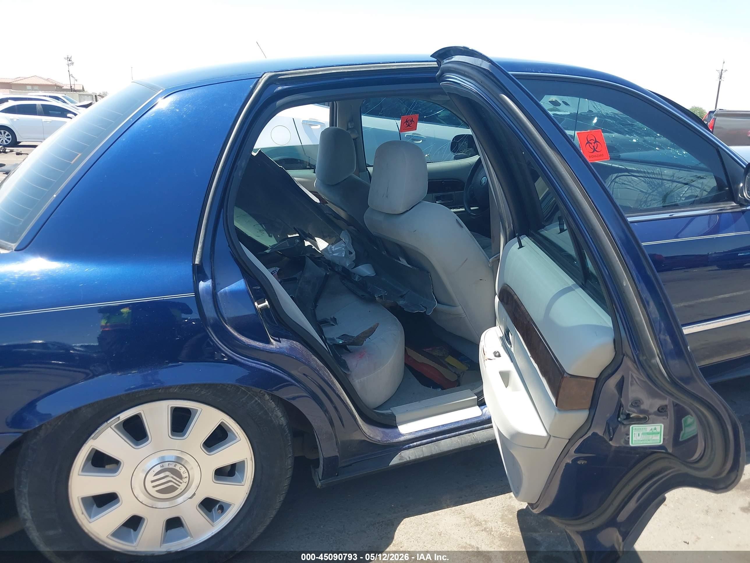 2005 Mercury Grand Marquis   Blue vin: 2MEHM75W35X647366