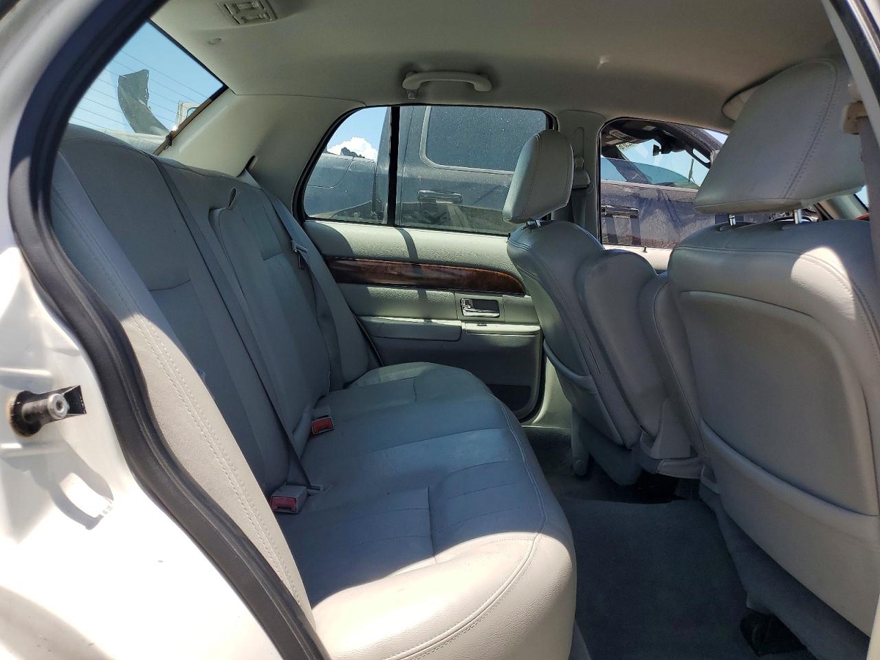 2005 Mercury Grand Marquis Ls White vin: 2MEHM75W65X624549