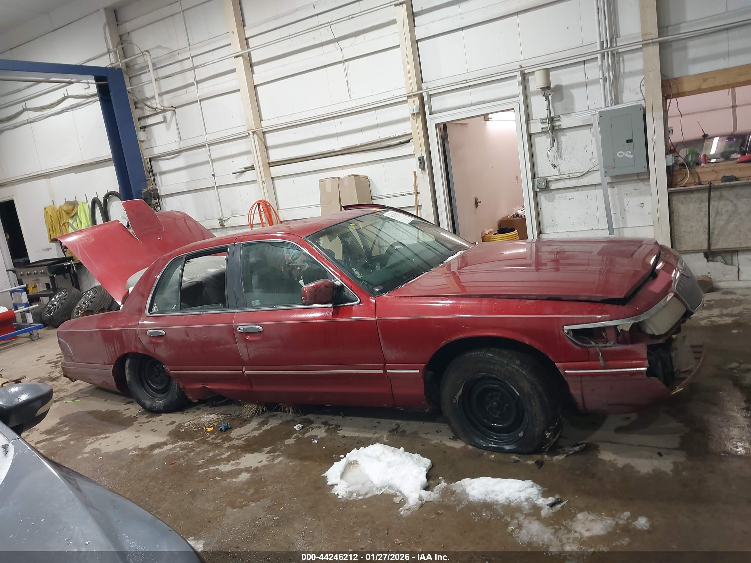 1997 Mercury Grand Marquis Gs Red vin: 2MELM74W1VX614992