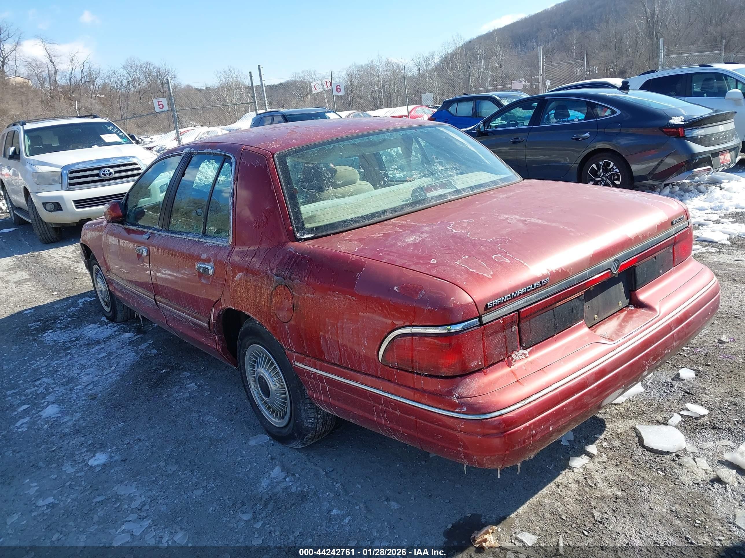 1997 Mercury Grand Marquis Gs Red vin: 2MELM74W2VX741668
