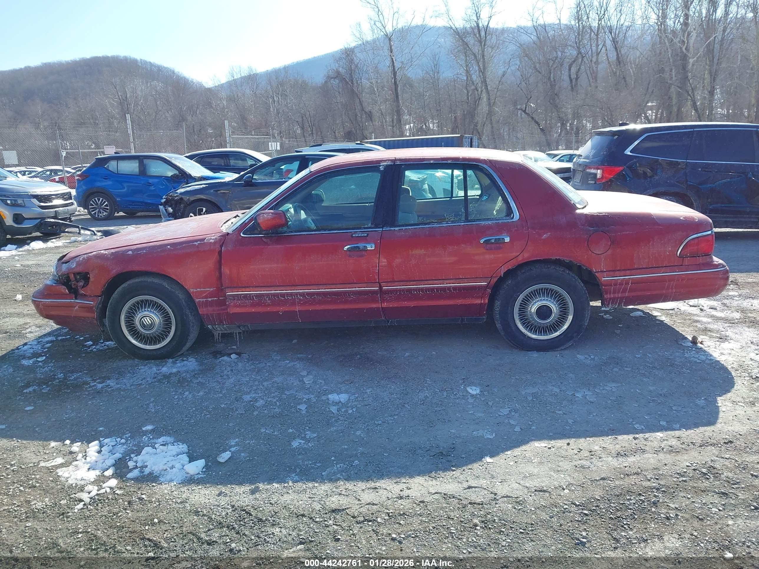 1997 Mercury Grand Marquis Gs Red vin: 2MELM74W2VX741668