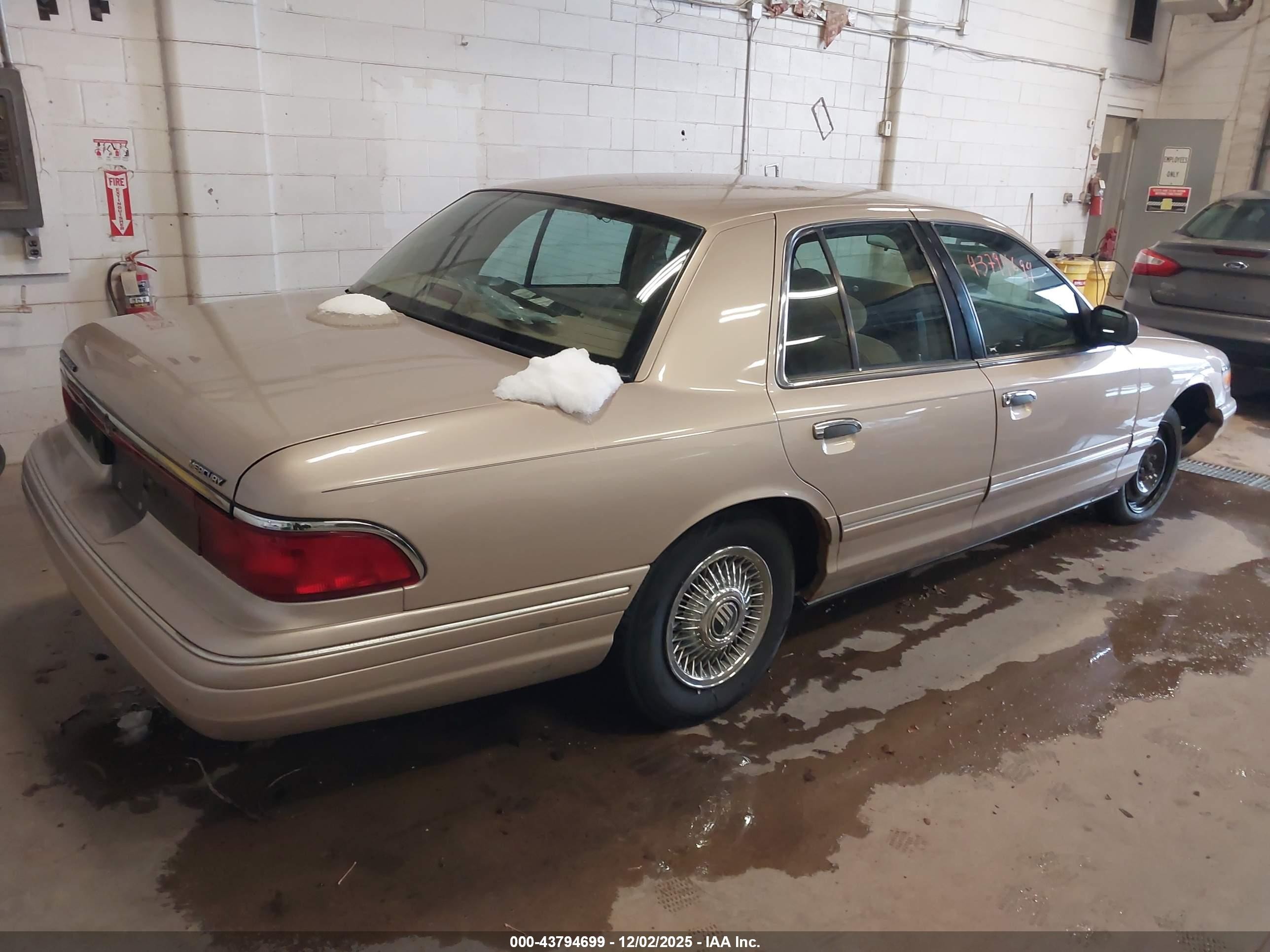 1997 Mercury Grand Marquis Gs Beige vin: 2MELM74W3VX681917
