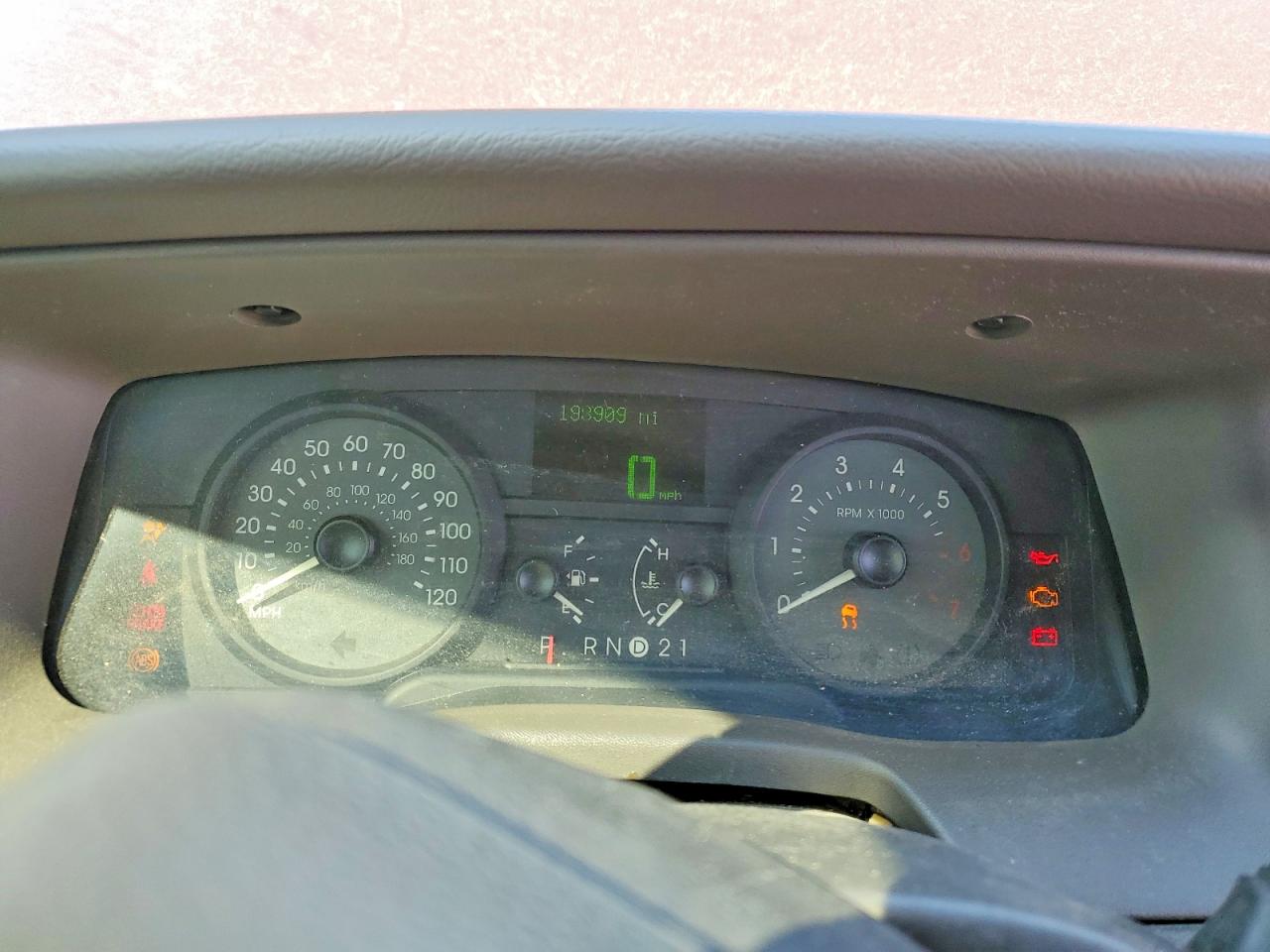 2006 Mercury Grand Marquis Burgundy vin: 2MHFM75W96X641891