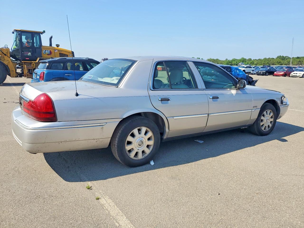 2005 Mercury Marquis Silver vin: 2MHHM75W05X625439