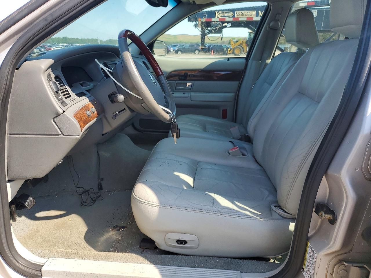 2005 Mercury Marquis Silver vin: 2MHHM75W05X625439