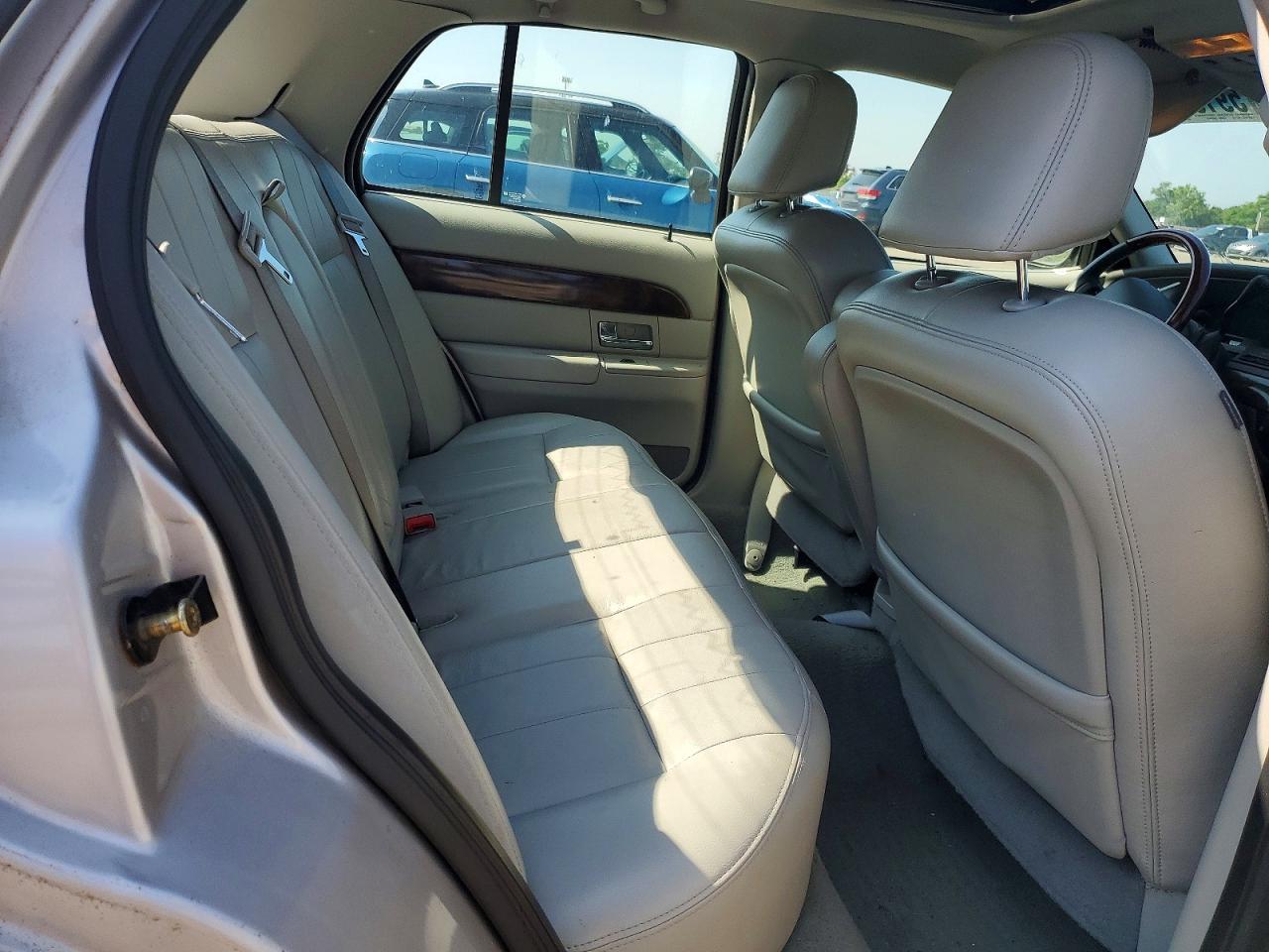 2005 Mercury Marquis Silver vin: 2MHHM75W05X625439