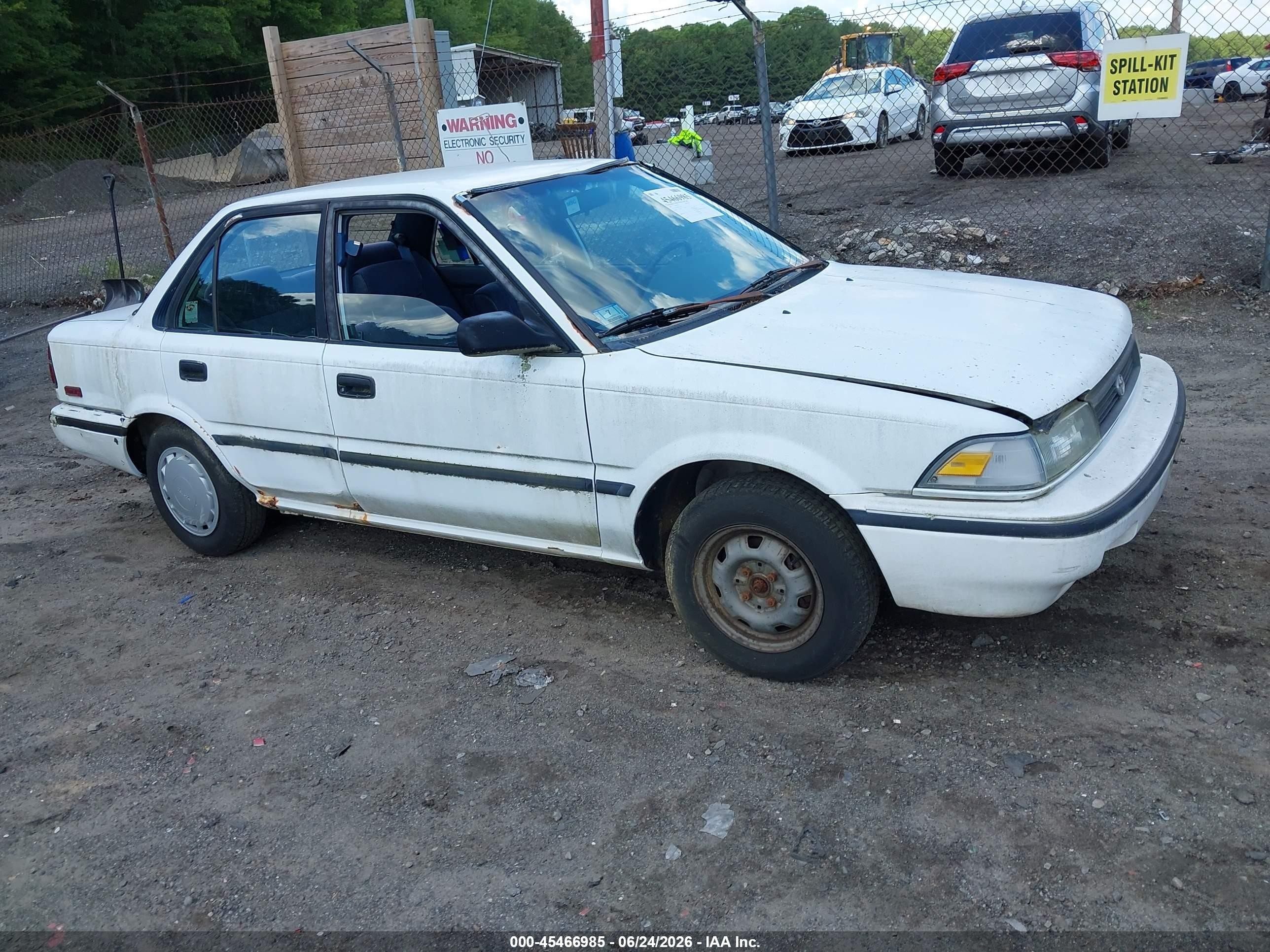 1992 Toyota Corolla Dlx White vin: 2T1AE94A2NC137399