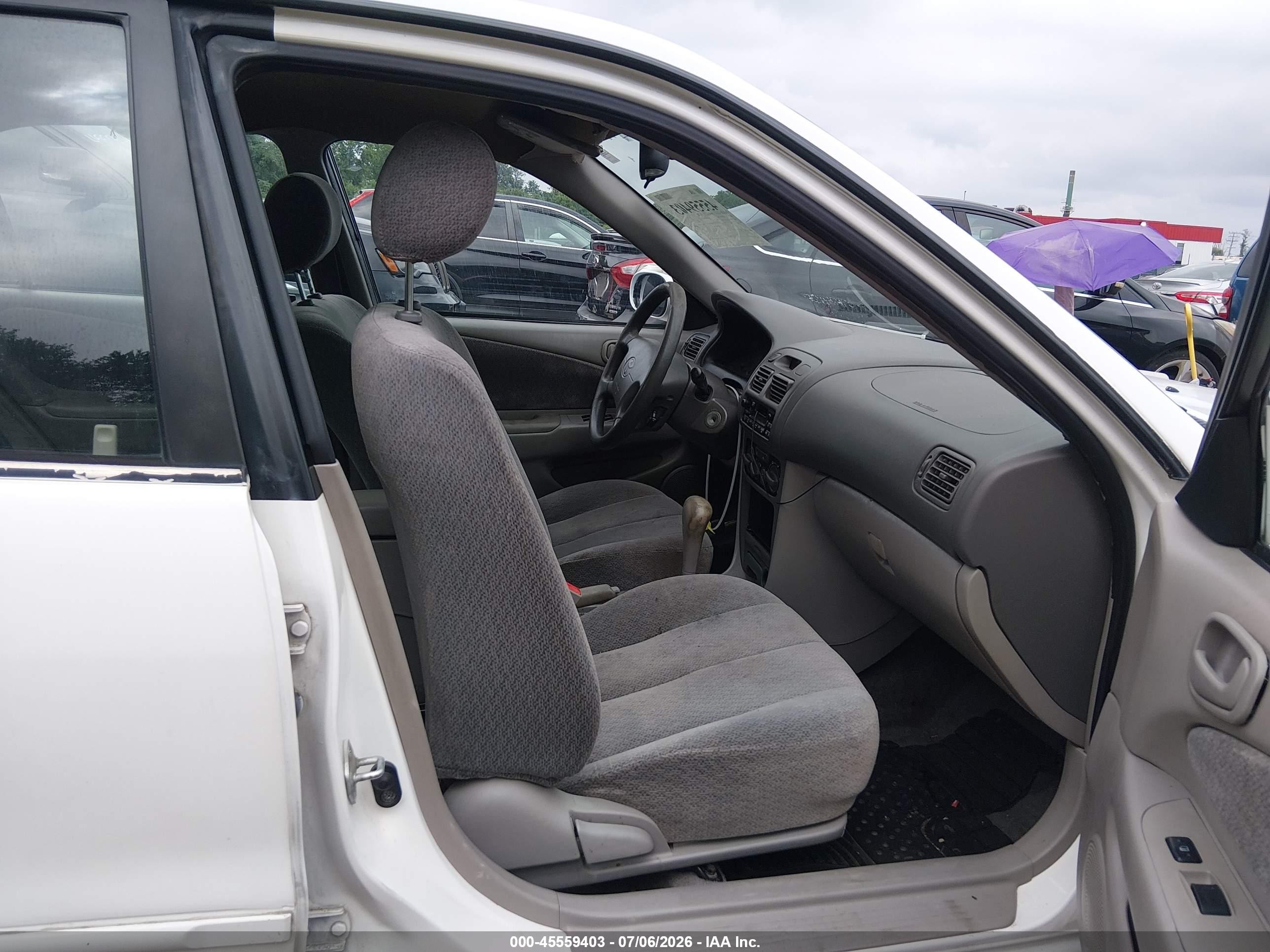 2002 Toyota Corolla Le White vin: 2T1BR12EX2C567385