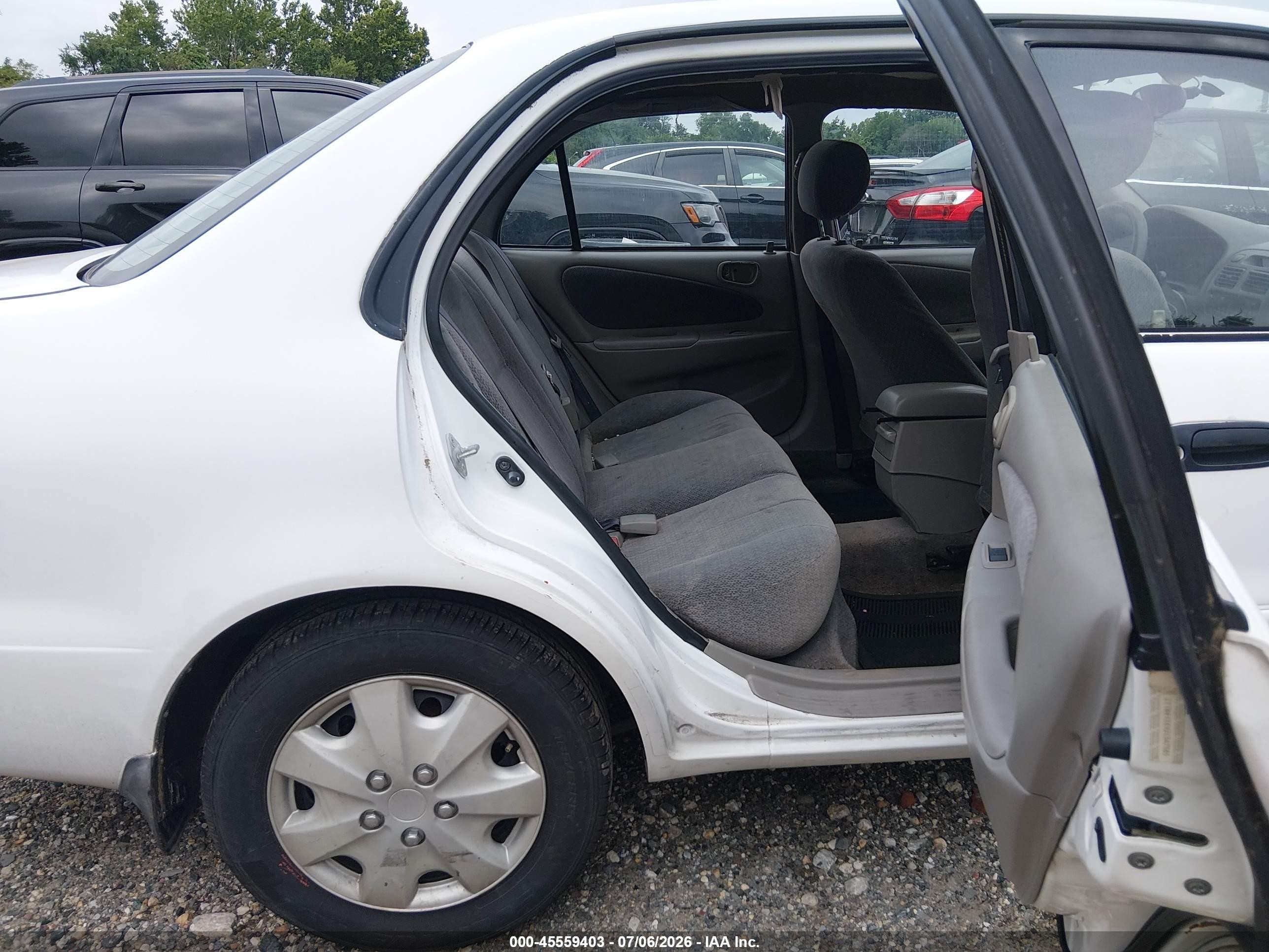 2002 Toyota Corolla Le White vin: 2T1BR12EX2C567385