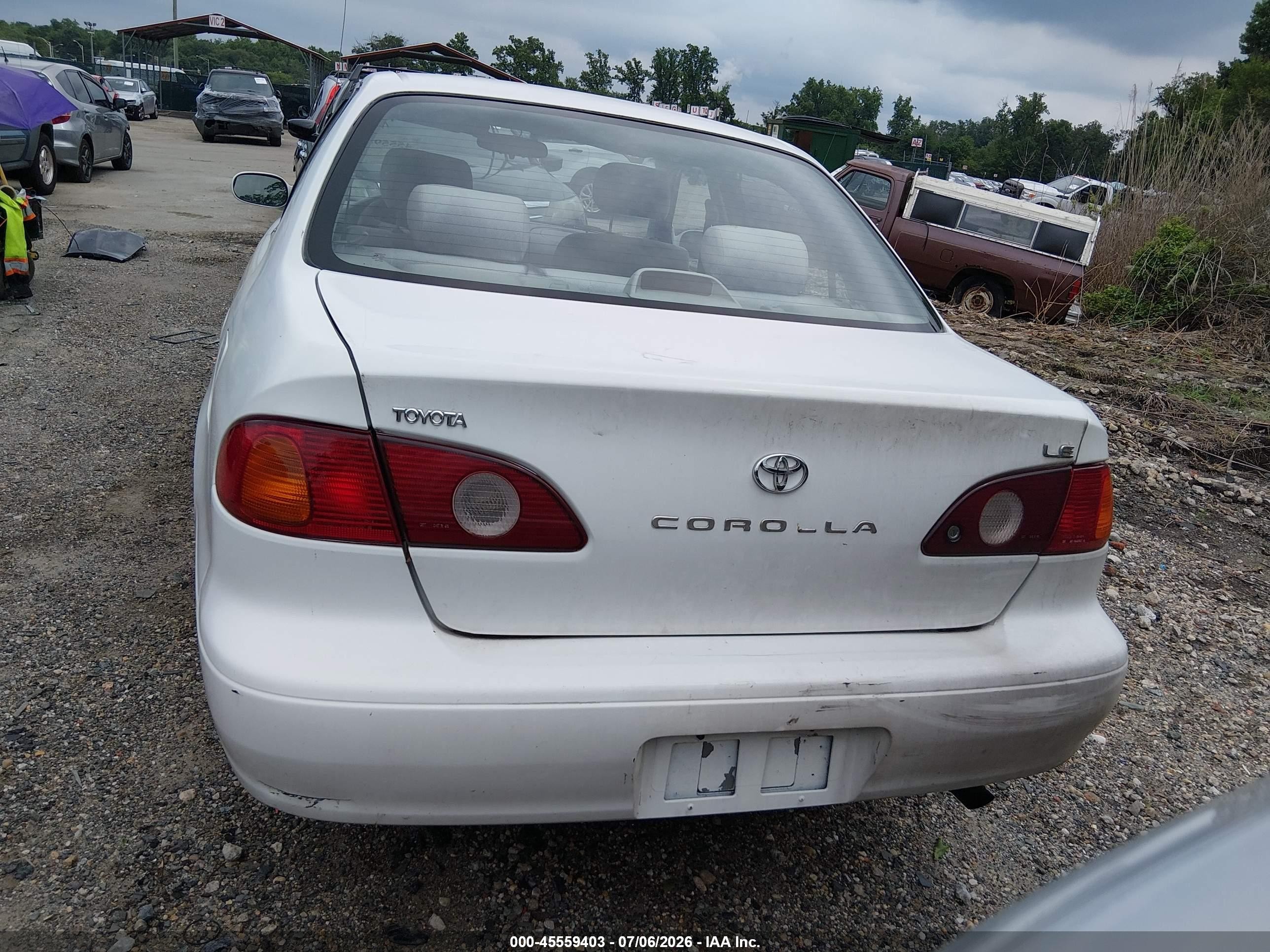 2002 Toyota Corolla Le White vin: 2T1BR12EX2C567385