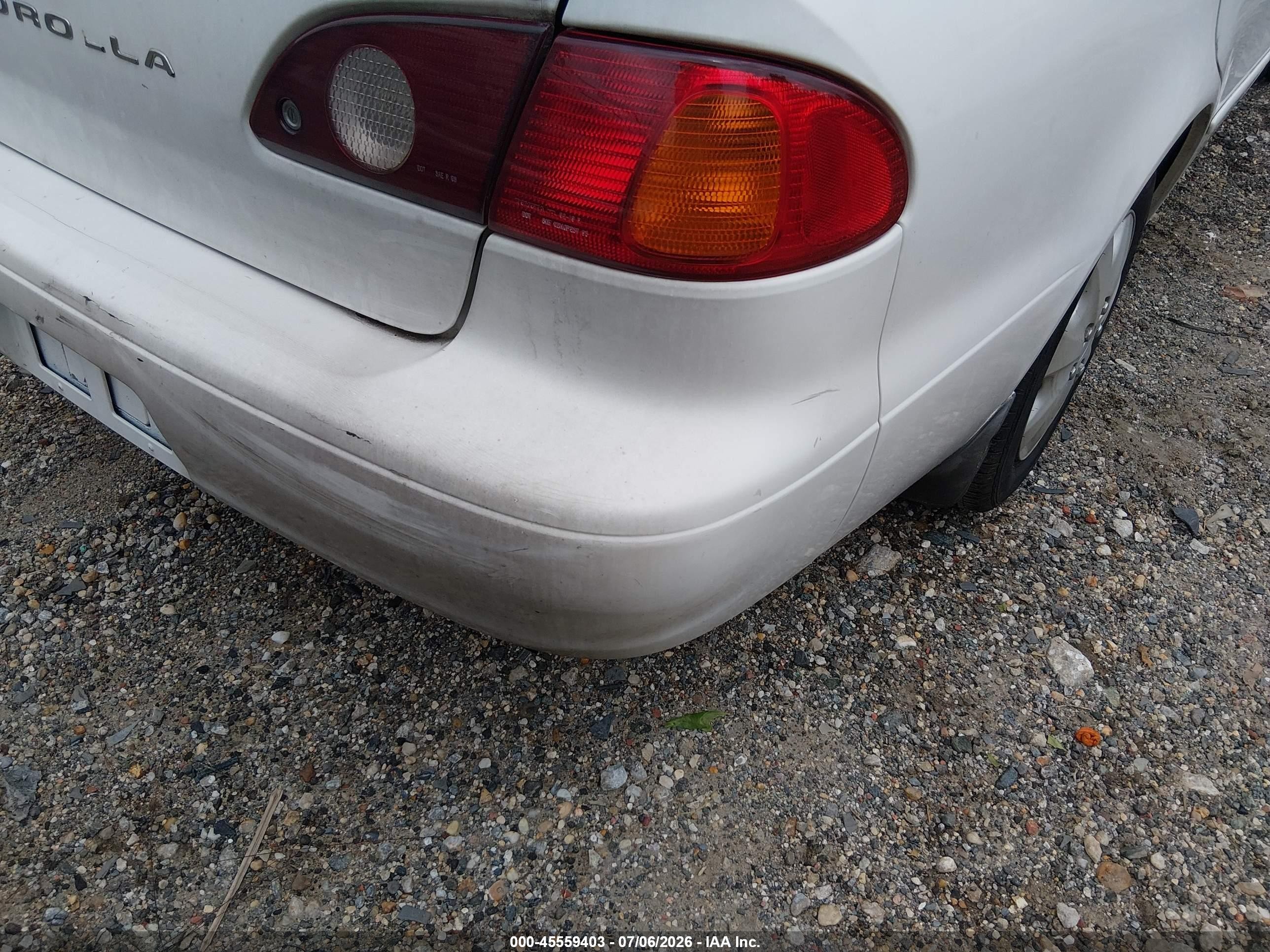 2002 Toyota Corolla Le White vin: 2T1BR12EX2C567385
