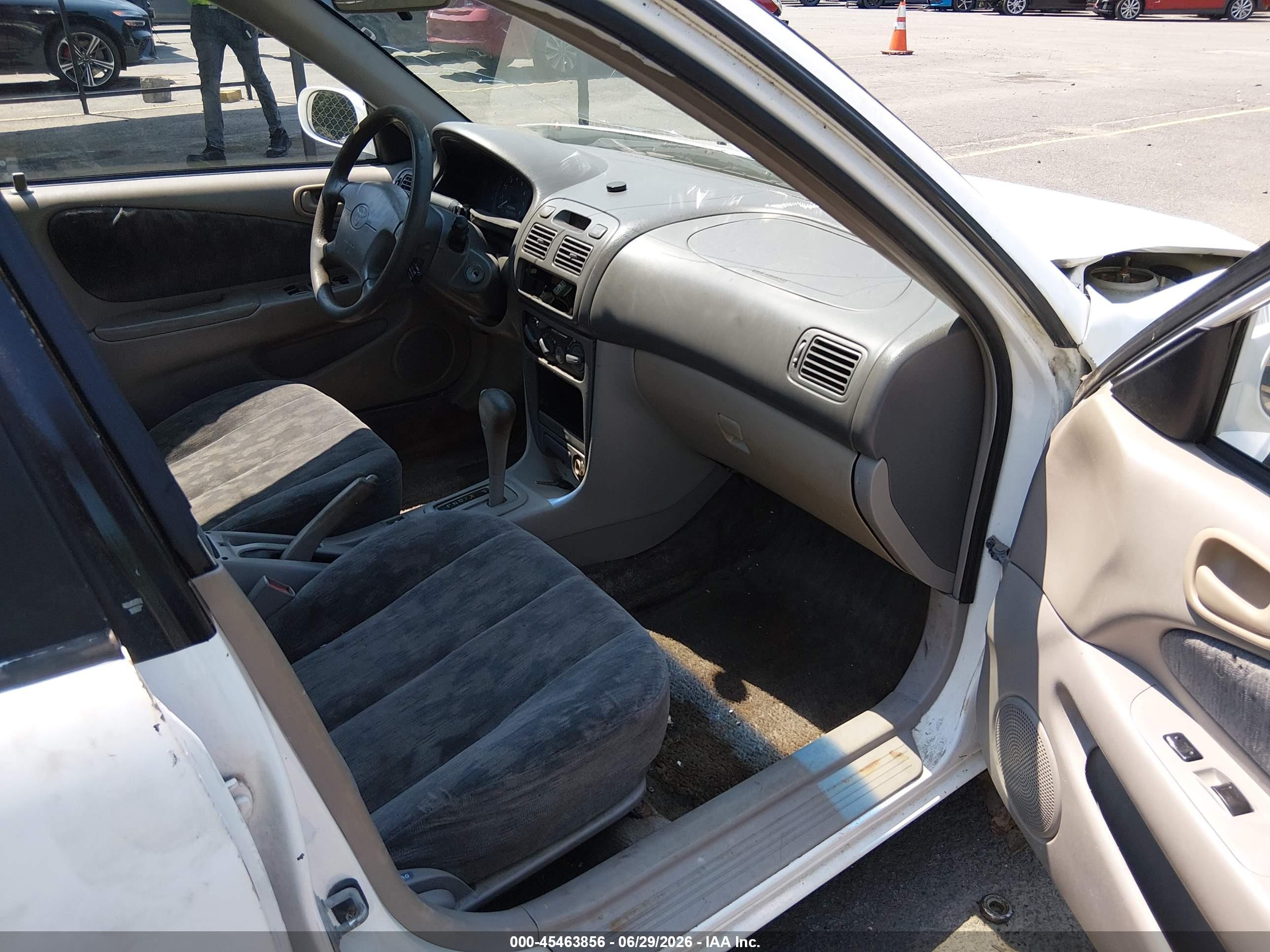 1998 Toyota Corolla Le White vin: 2T1BR18E0WC023037