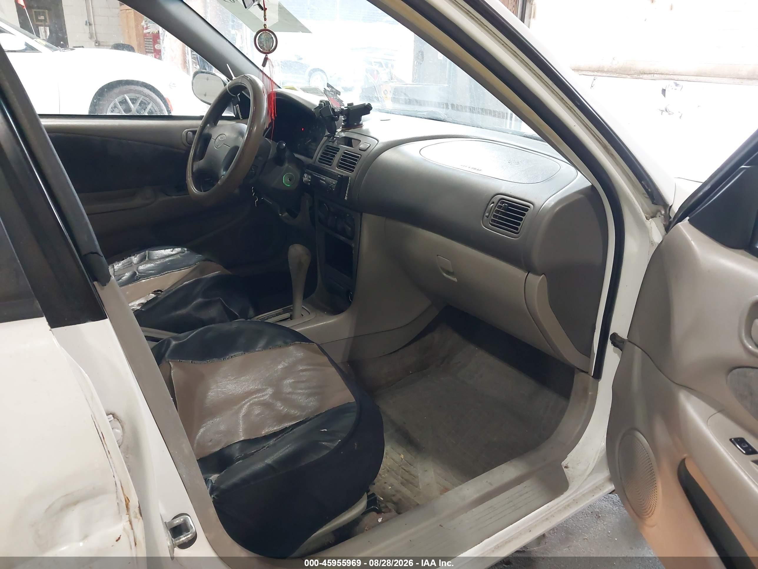 1998 Toyota Corolla Le White vin: 2T1BR18E4WC012672