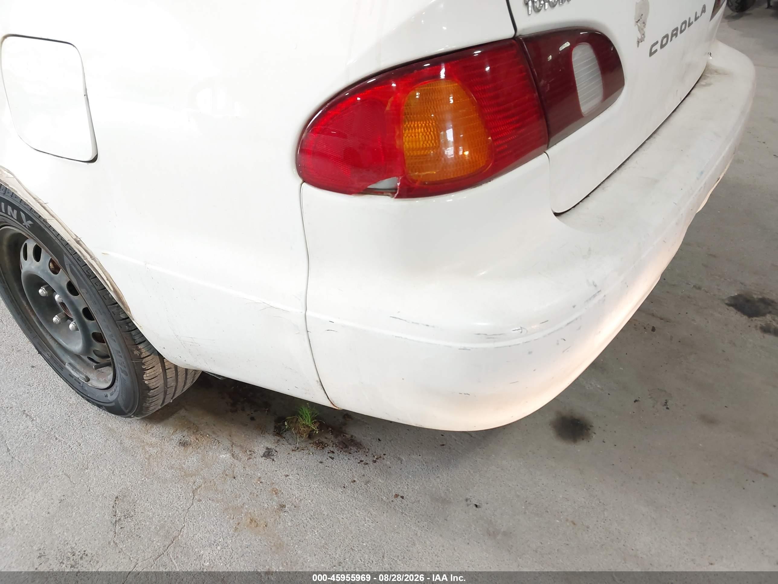1998 Toyota Corolla Le White vin: 2T1BR18E4WC012672