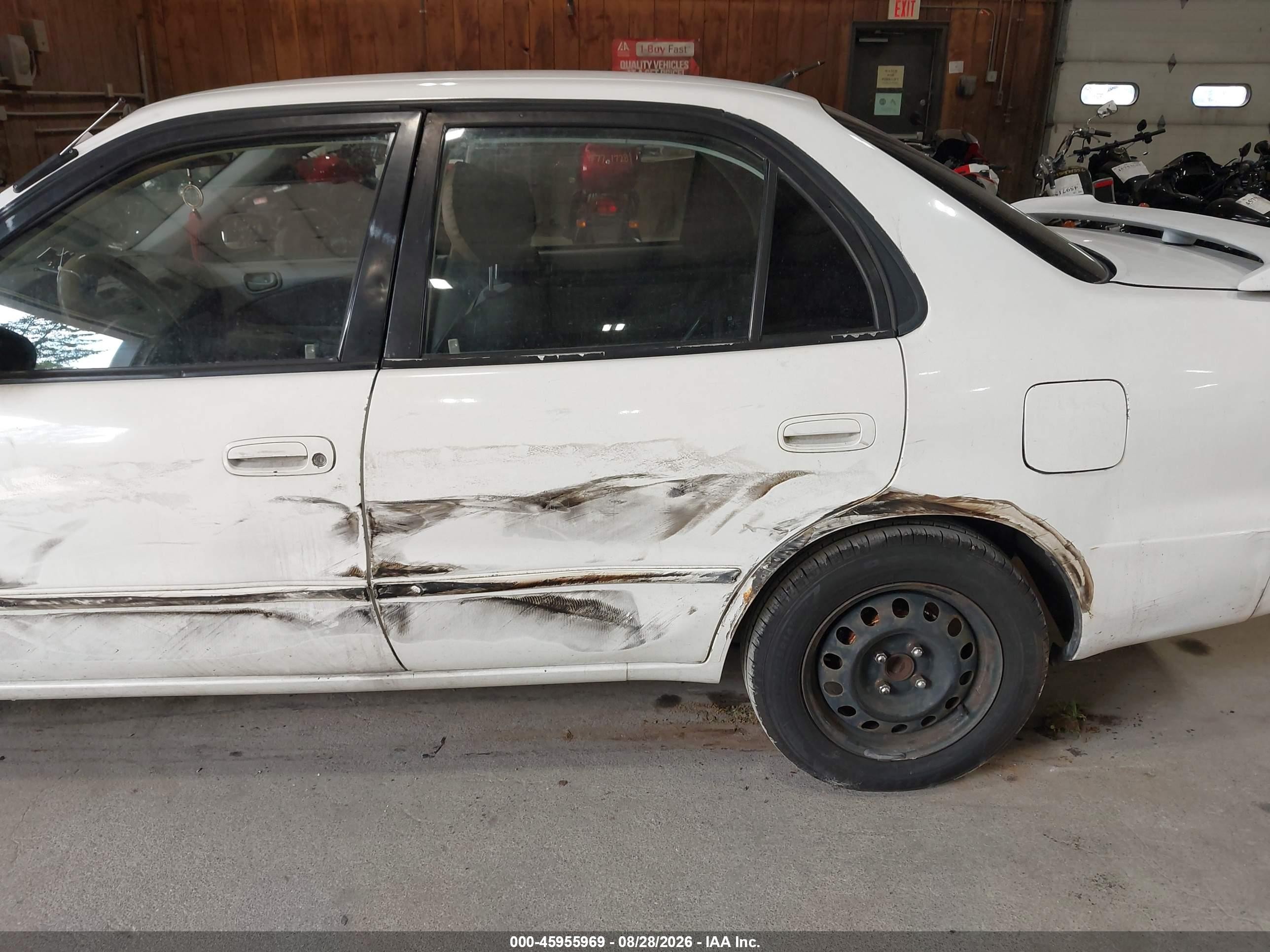 1998 Toyota Corolla Le White vin: 2T1BR18E4WC012672