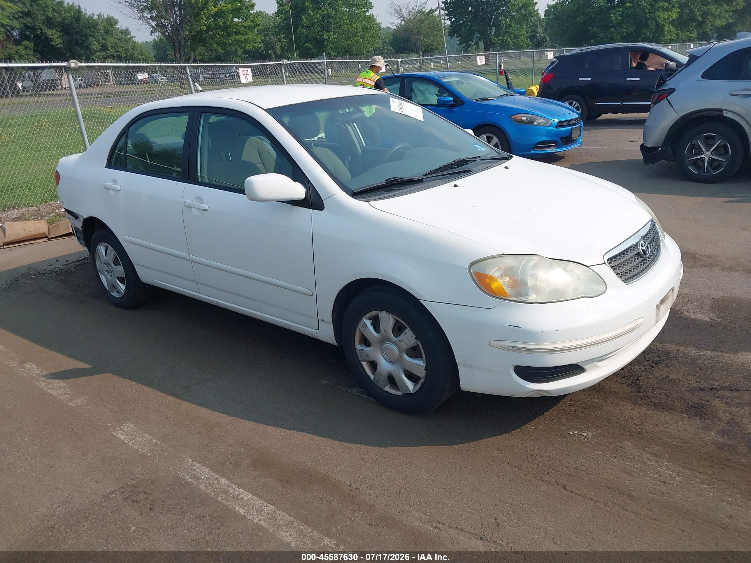 2007 Toyota Corolla Le White vin: 2T1BR30E27C768171