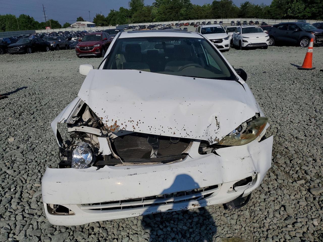 2005 Toyota Corolla Le White vin: 2T1BR30E75C491353