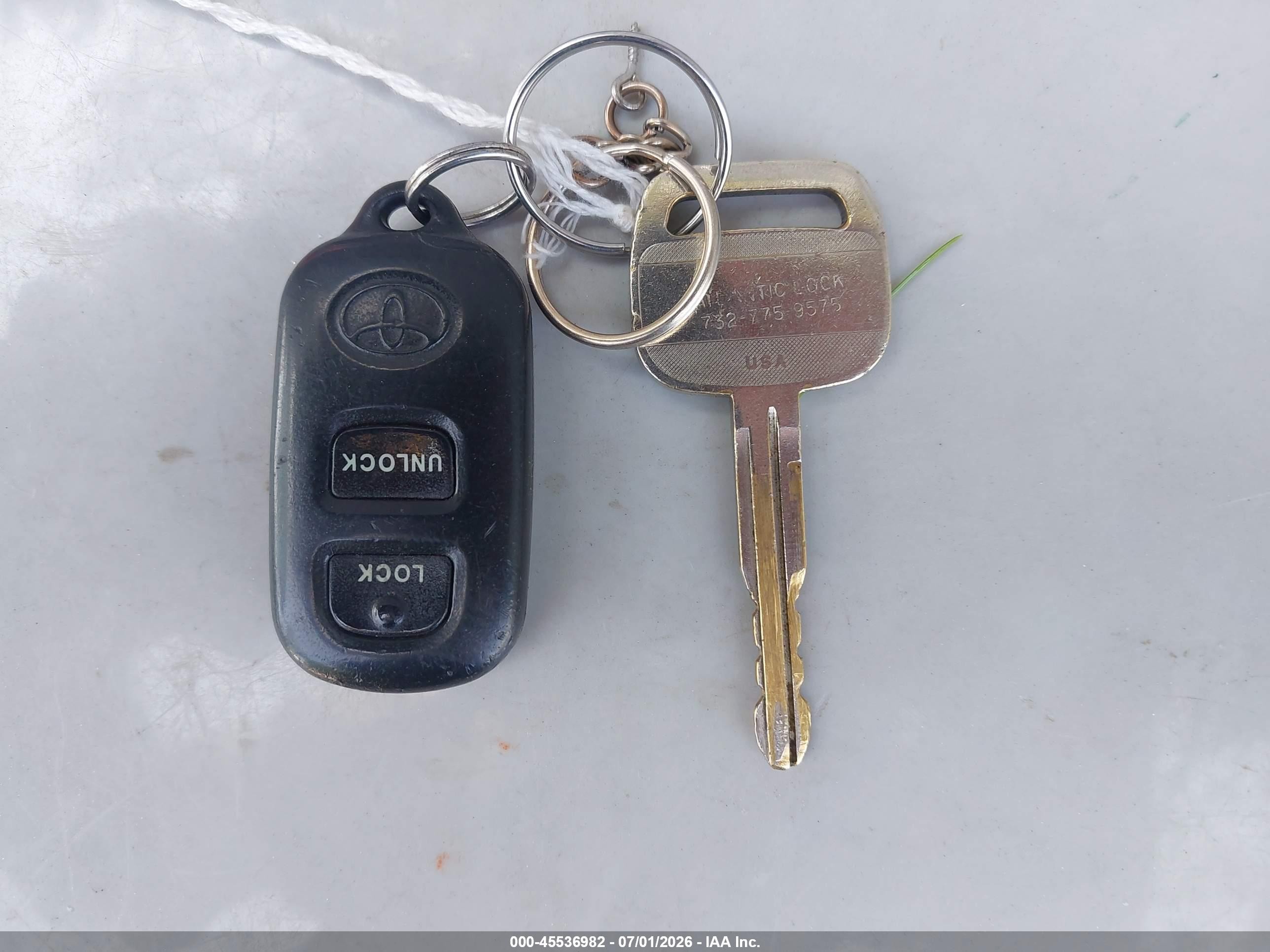 2003 Toyota Corolla Le Gold vin: 2T1BR32E03C110095
