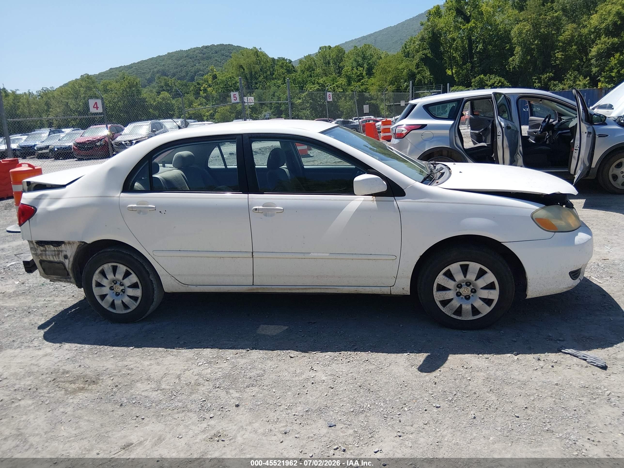 2003 Toyota Corolla Le White vin: 2T1BR32E23C082557