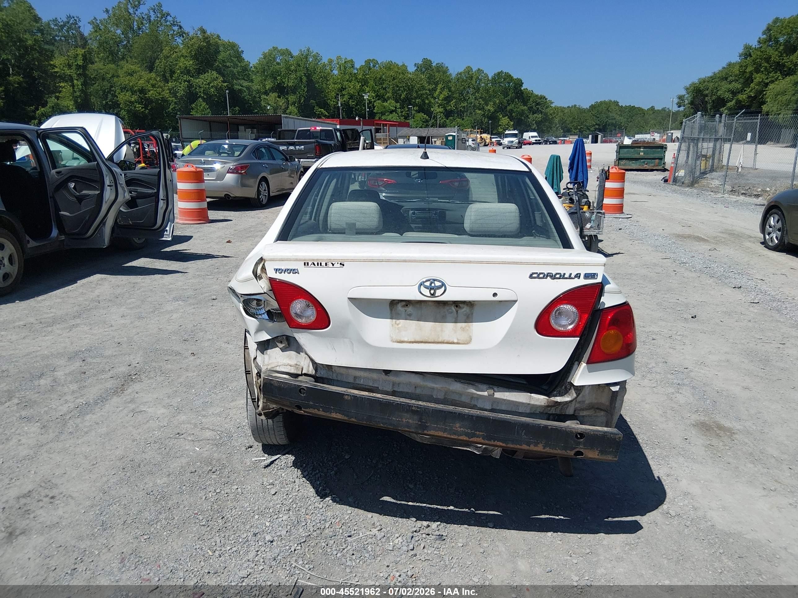 2003 Toyota Corolla Le White vin: 2T1BR32E23C082557