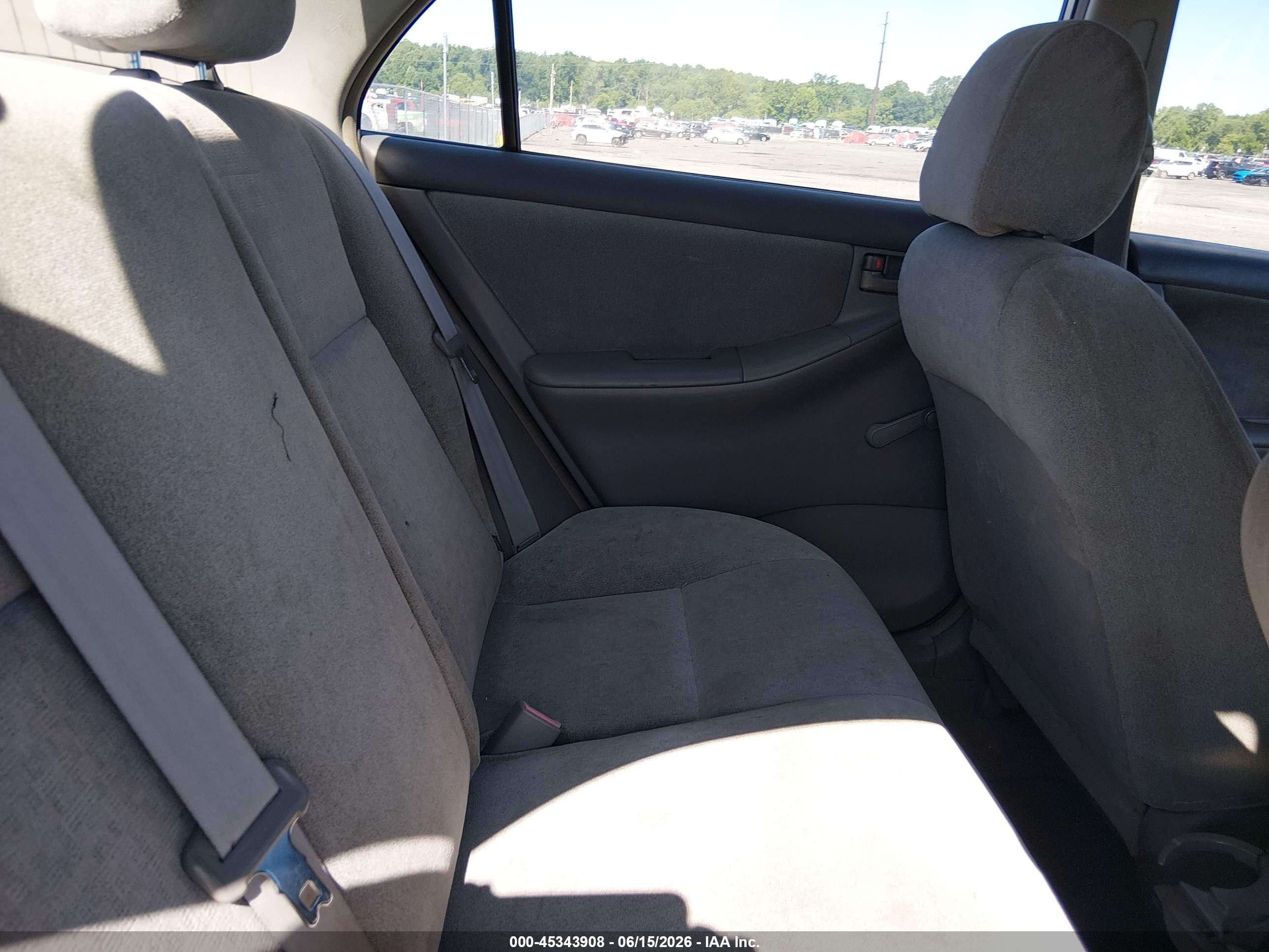 2004 Toyota Corolla Ce White vin: 2T1BR32E24C301843